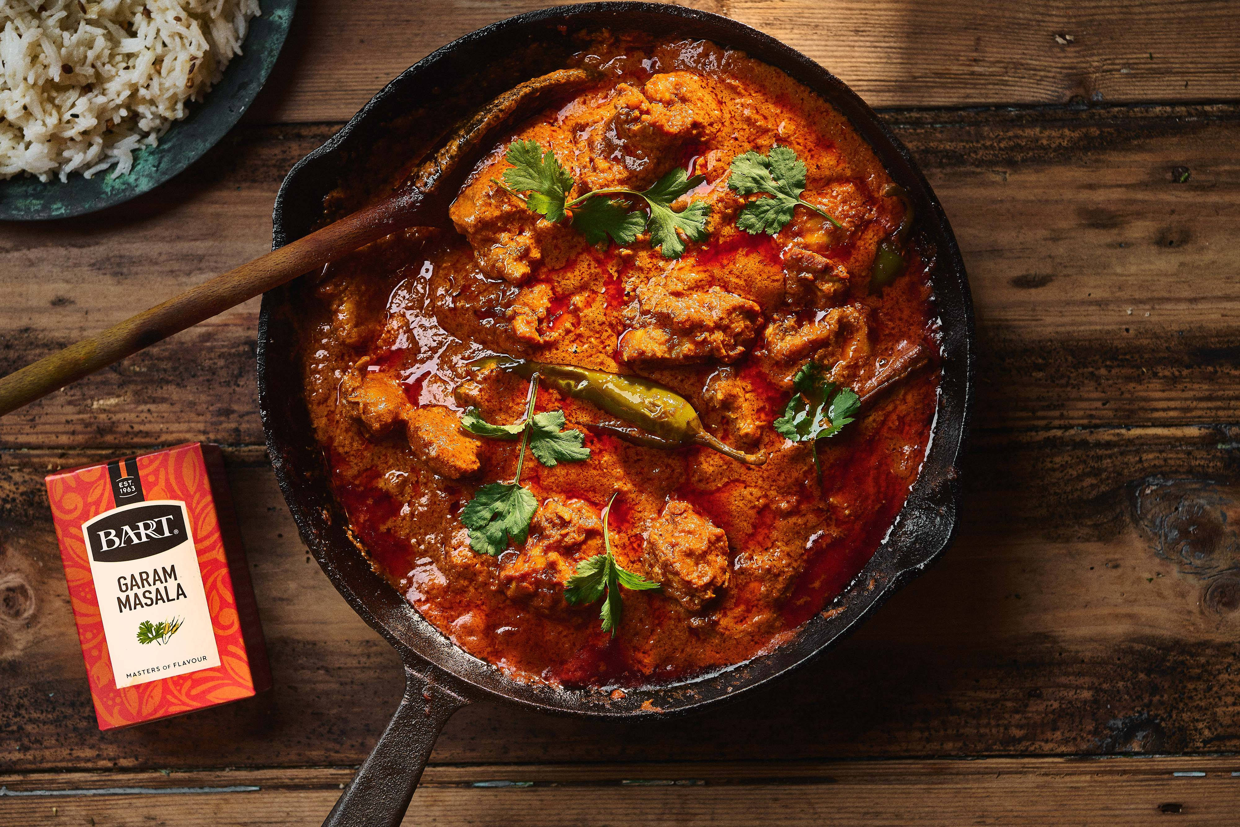 garam masala curry, cast iron skillet, box of spice, 4K Desktop Wallpaper