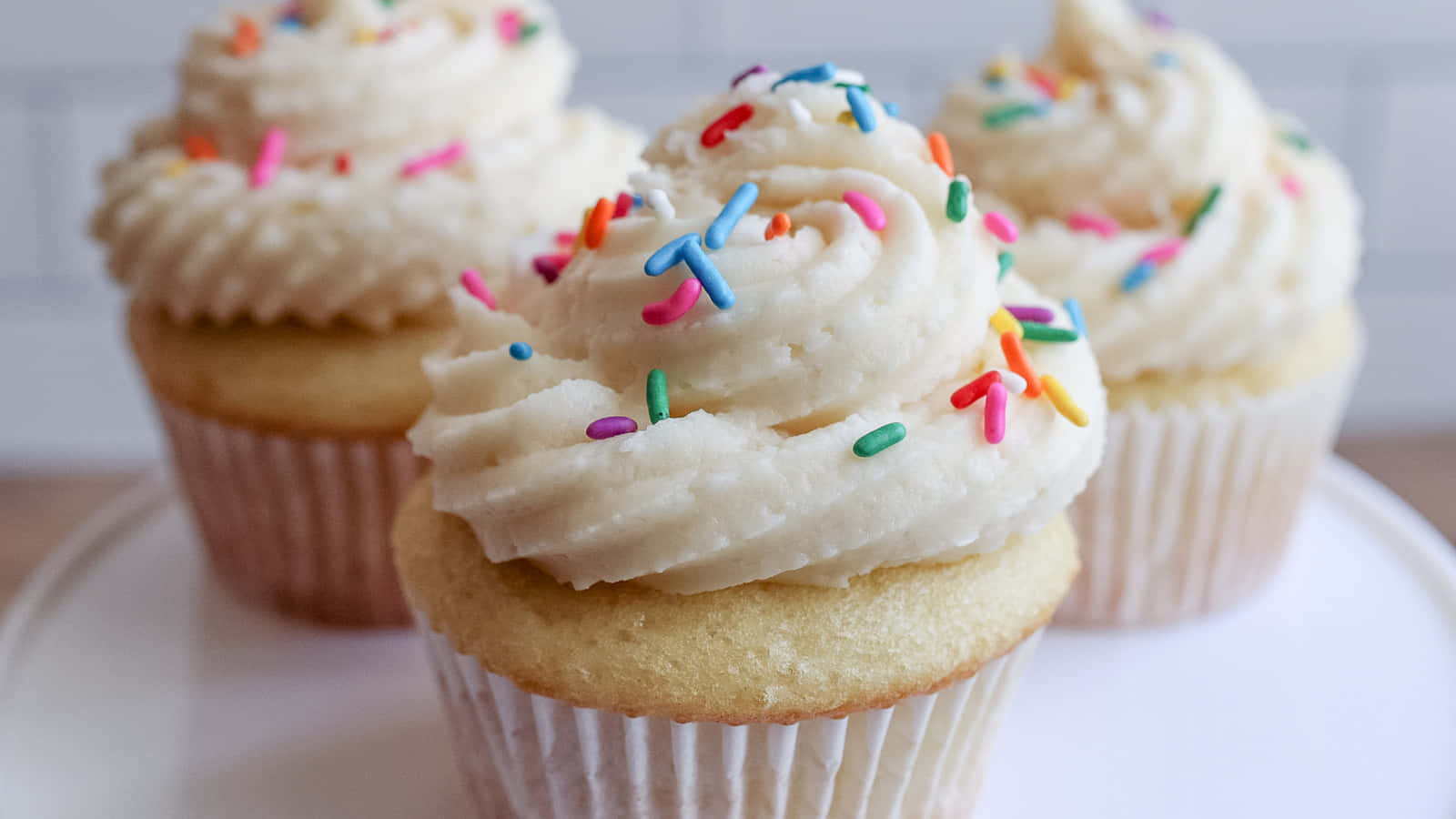 Buttercream, vanilla cupcakes, creamy frosting, HD Desktop Wallpaper