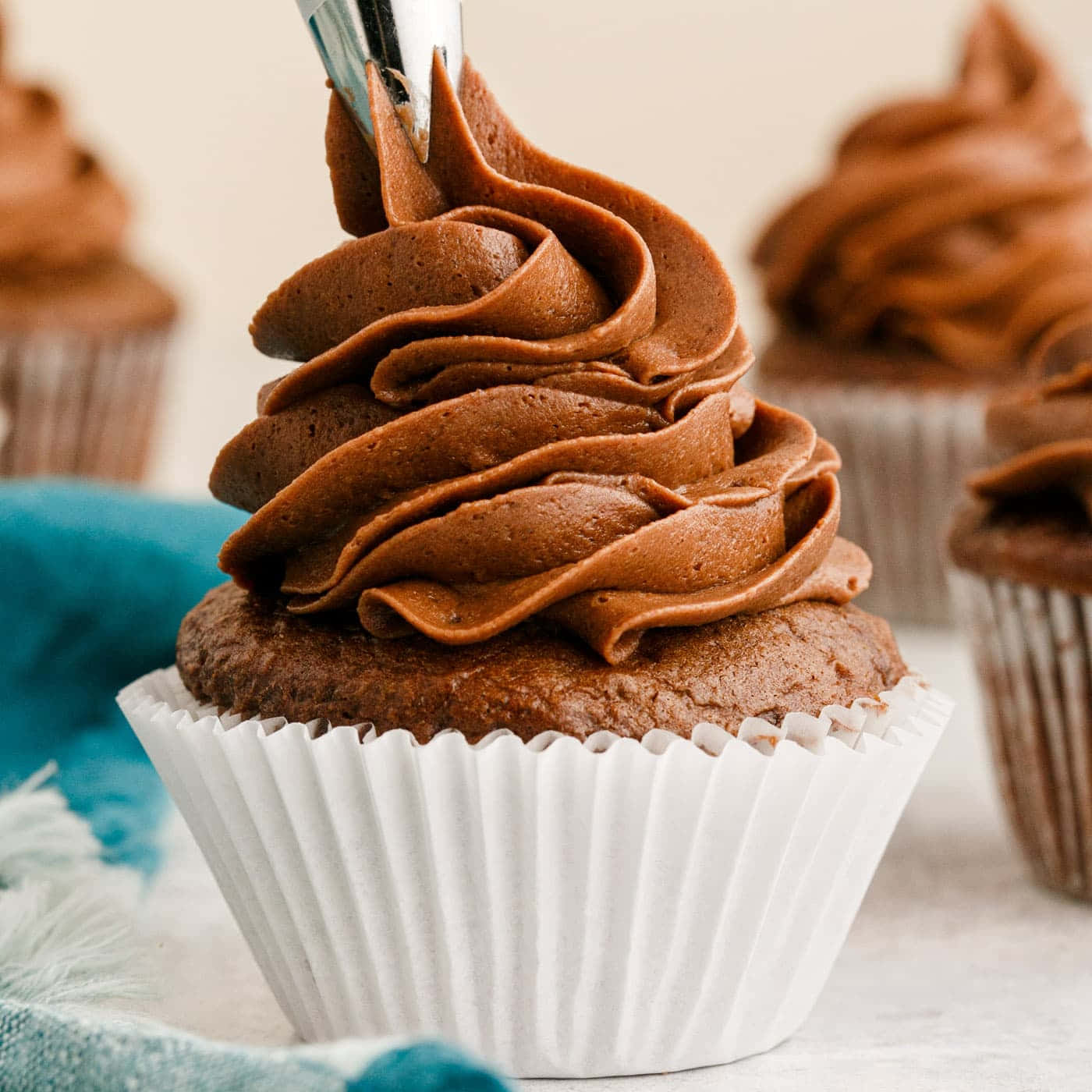 Buttercream, chocolate cupcake, smooth chocolate frosting, HD Desktop Wallpaper