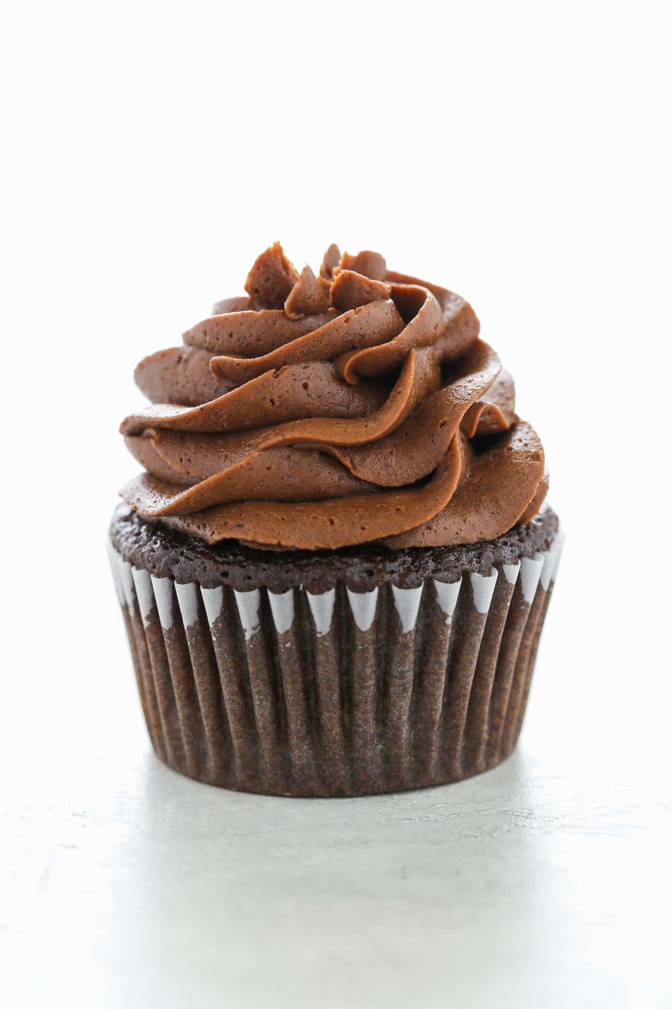buttercream, chocolate cupcake, glossy swirls of chocolate frosting, Full HD Phone Wallpaper