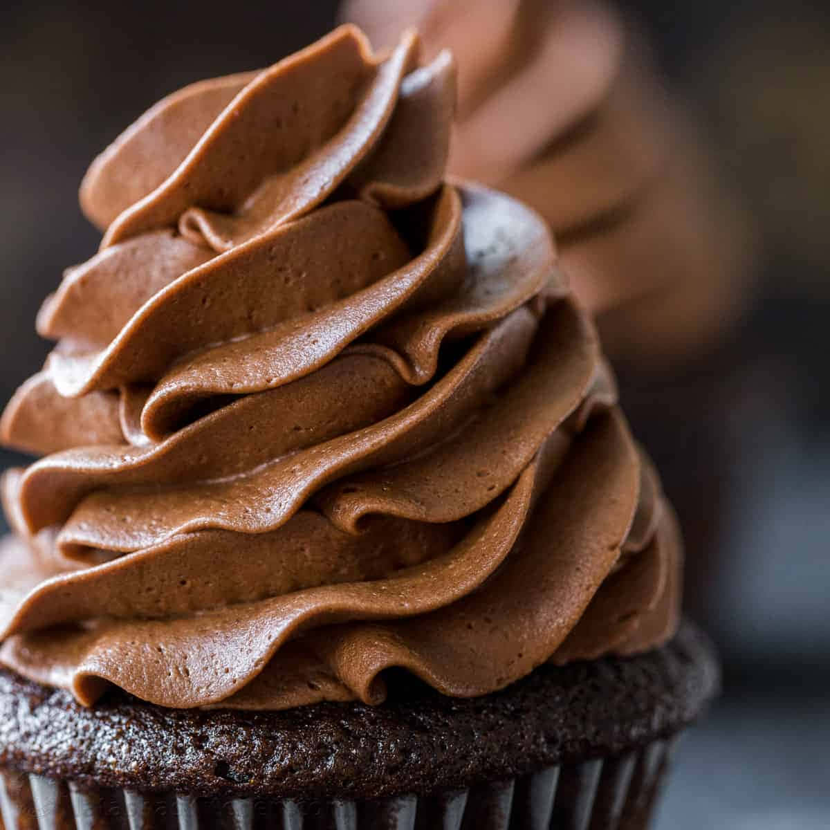 buttercream, chocolate cupcake, smooth swirled chocolate frosting, SD Desktop Wallpaper