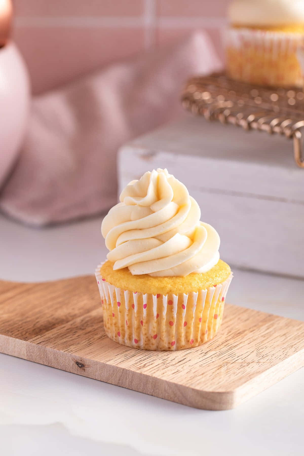 buttercream, golden cupcake, creamy swirl frosting, HD Phone Wallpaper