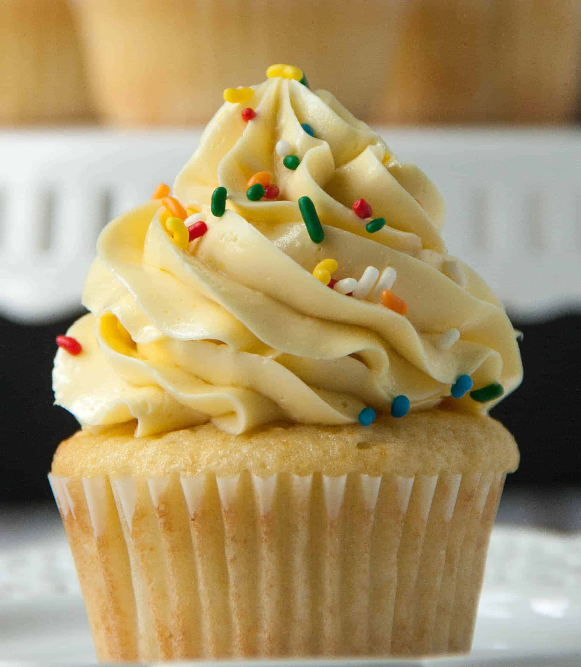 buttercream, vanilla cupcake, creamy frosting, Full HD Phone Wallpaper