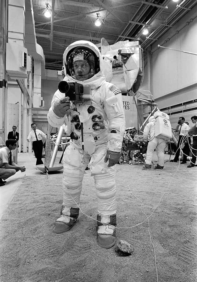 Buzz Aldrin, spacesuit, lunar module, SD Phone Wallpaper