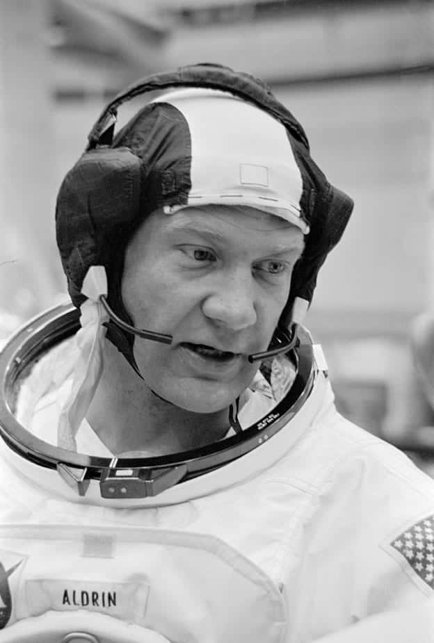 Buzz Aldrin, space helmet, suit, SD Phone Wallpaper