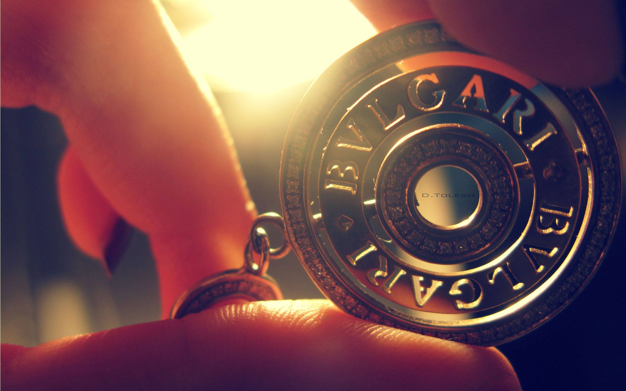 Bvlgari, pendant, gold, 2K Desktop Wallpaper