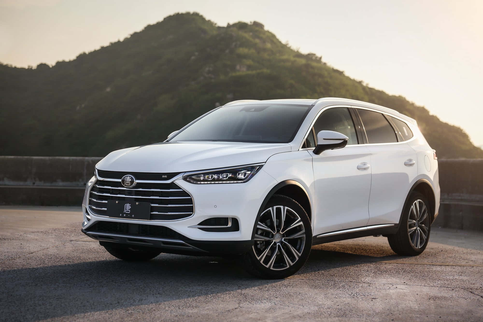 BYD, 2000 x 1334, sleek white SUV, Full HD Desktop Wallpaper