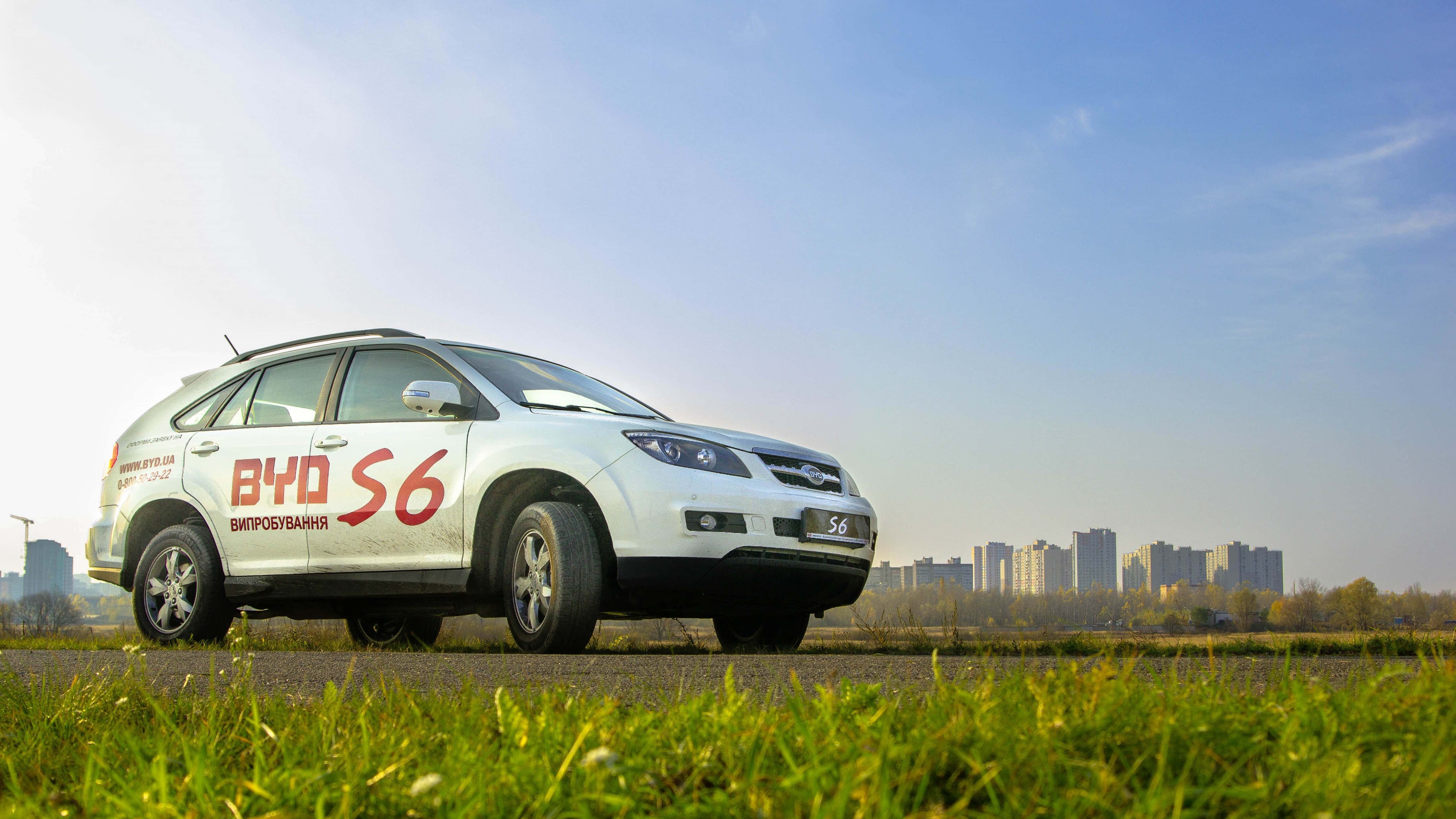 BYD, white SUV, red Cyrillic text, 5K Desktop Wallpaper