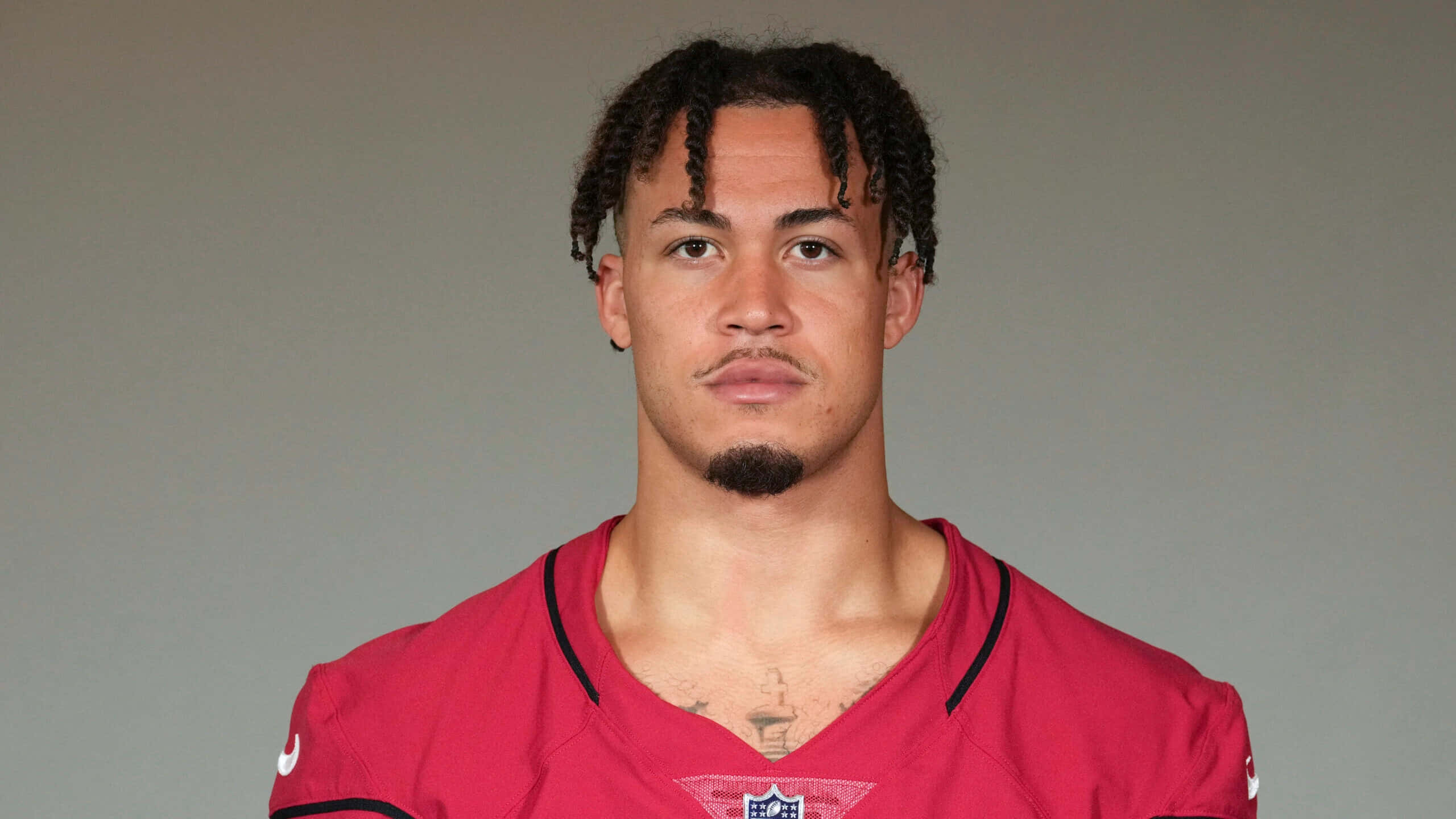 Byron Murphy, red jersey, gray studio background, 2K Desktop Wallpaper