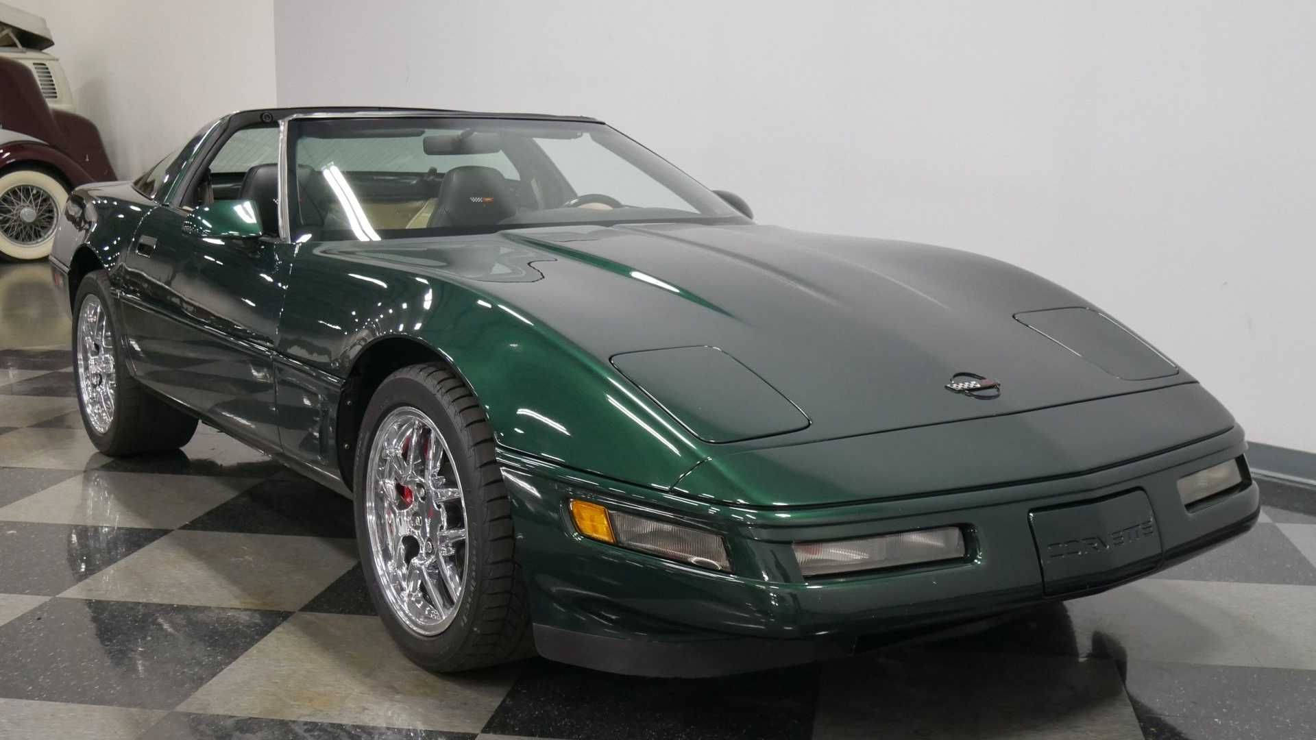 C4 Corvette, dark green, checkered floor, Full HD Desktop Wallpaper