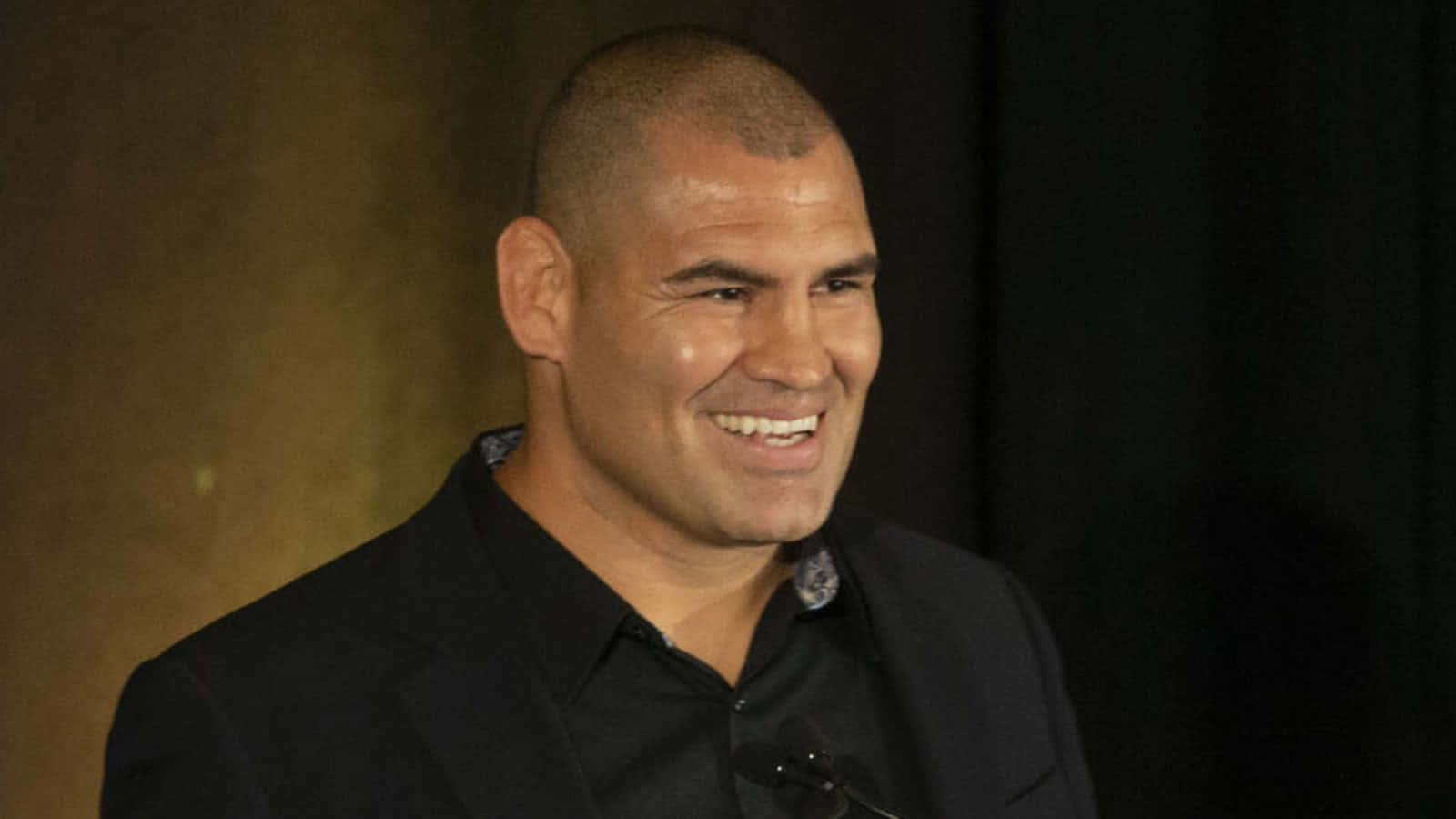 Cain Velasquez, shaved head, black suit, HD Desktop Wallpaper