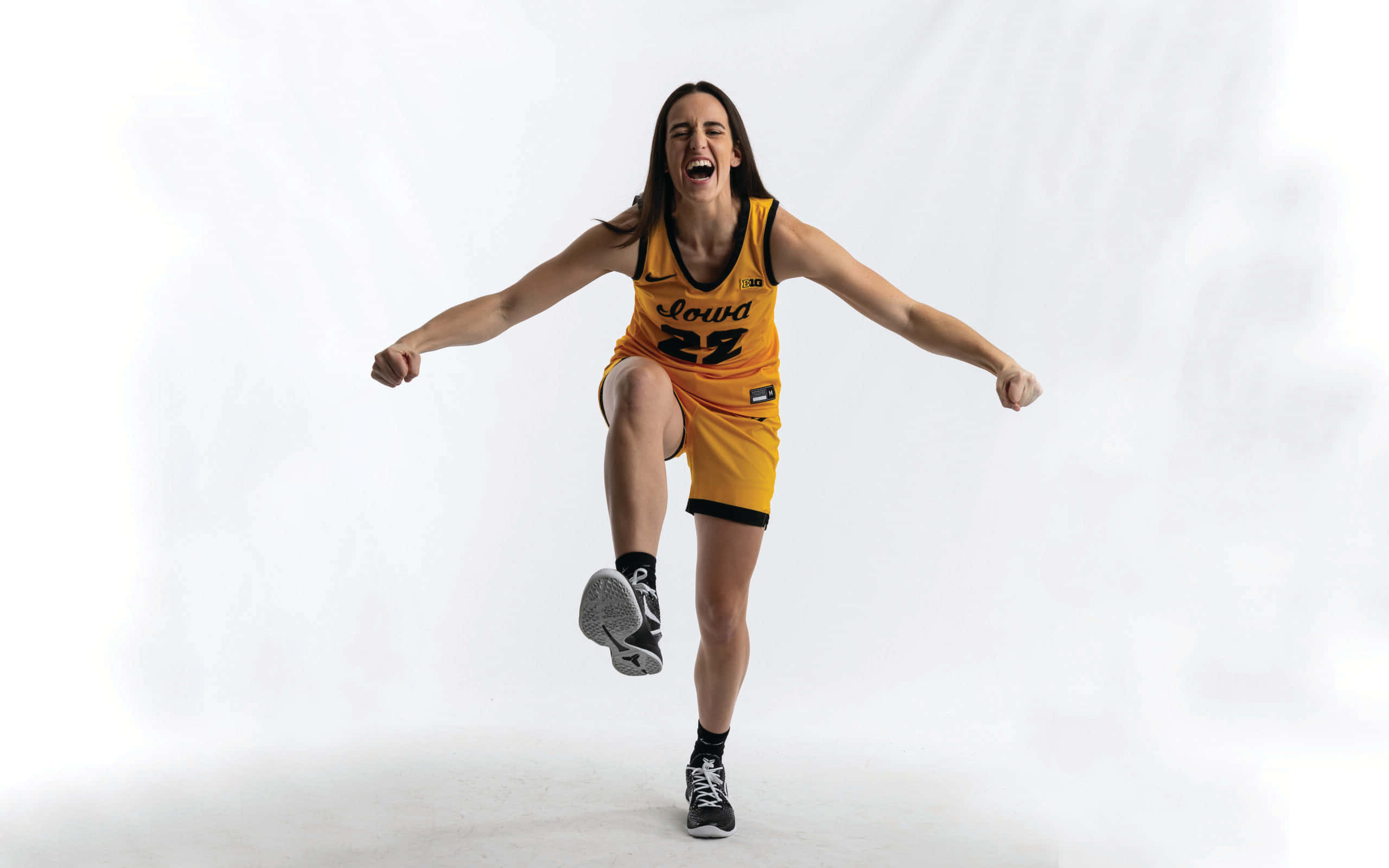 yellow Iowa jersey, female basketball player, leaps joyfully, 2K Desktop Wallpaper
