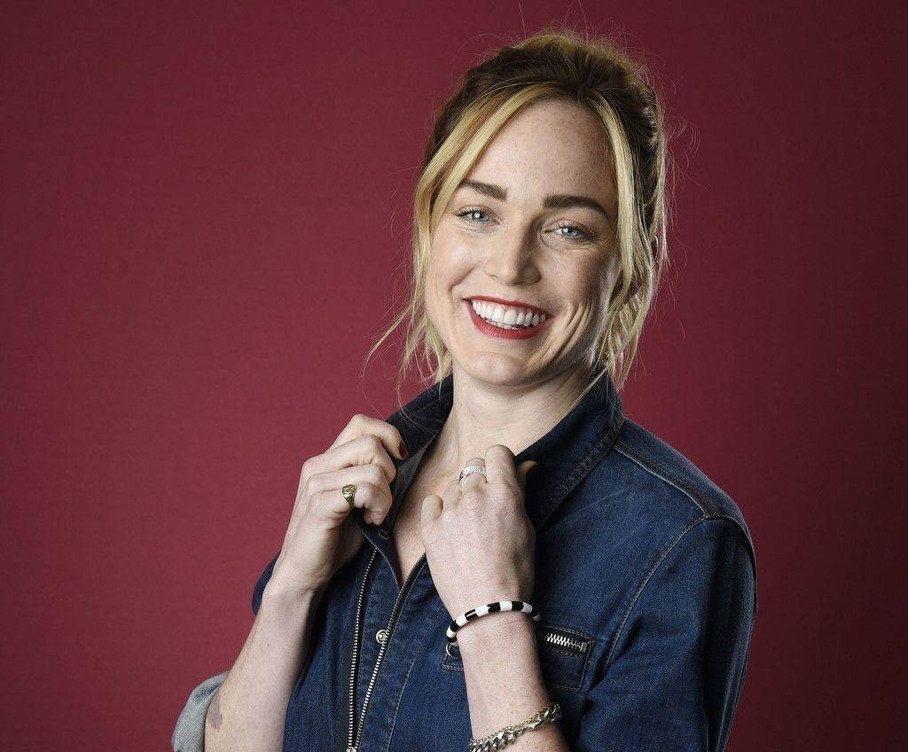 Caity Lotz, blonde hair, red lipstick, SD Desktop Wallpaper