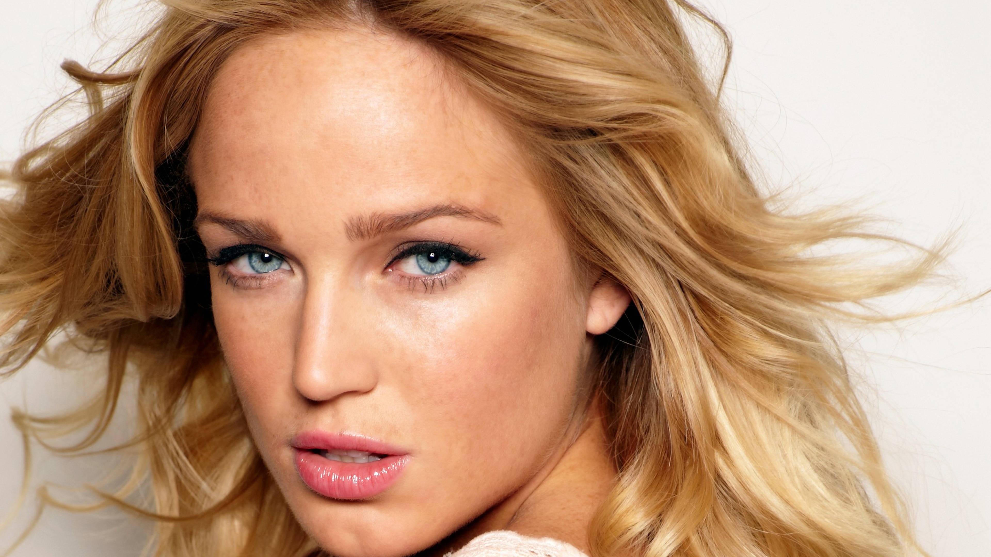 Caity Lotz, blonde hair, piercing blue eyes, 4K Desktop Wallpaper