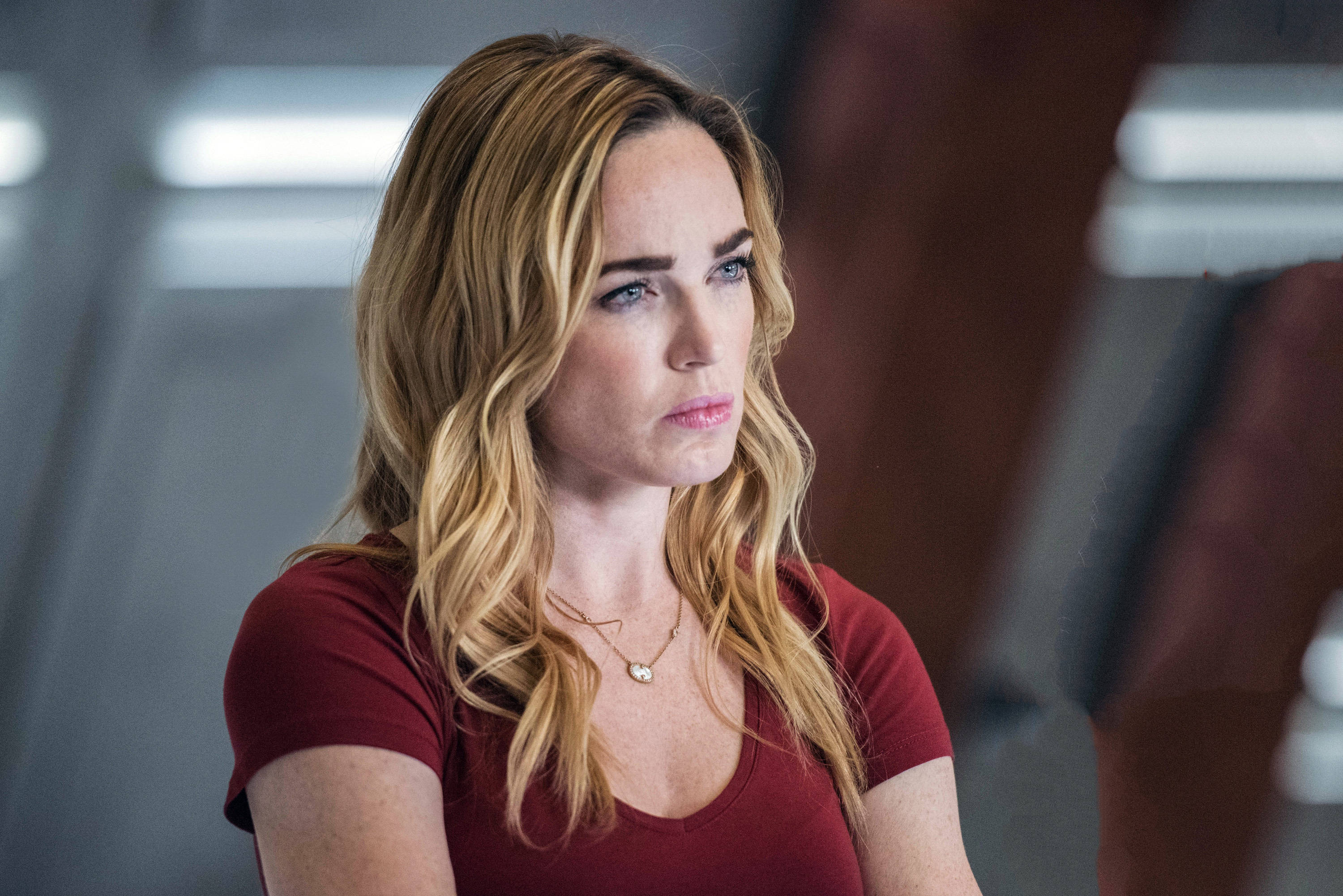 Caity Lotz, red shirt, blonde hair, 2K Desktop Wallpaper