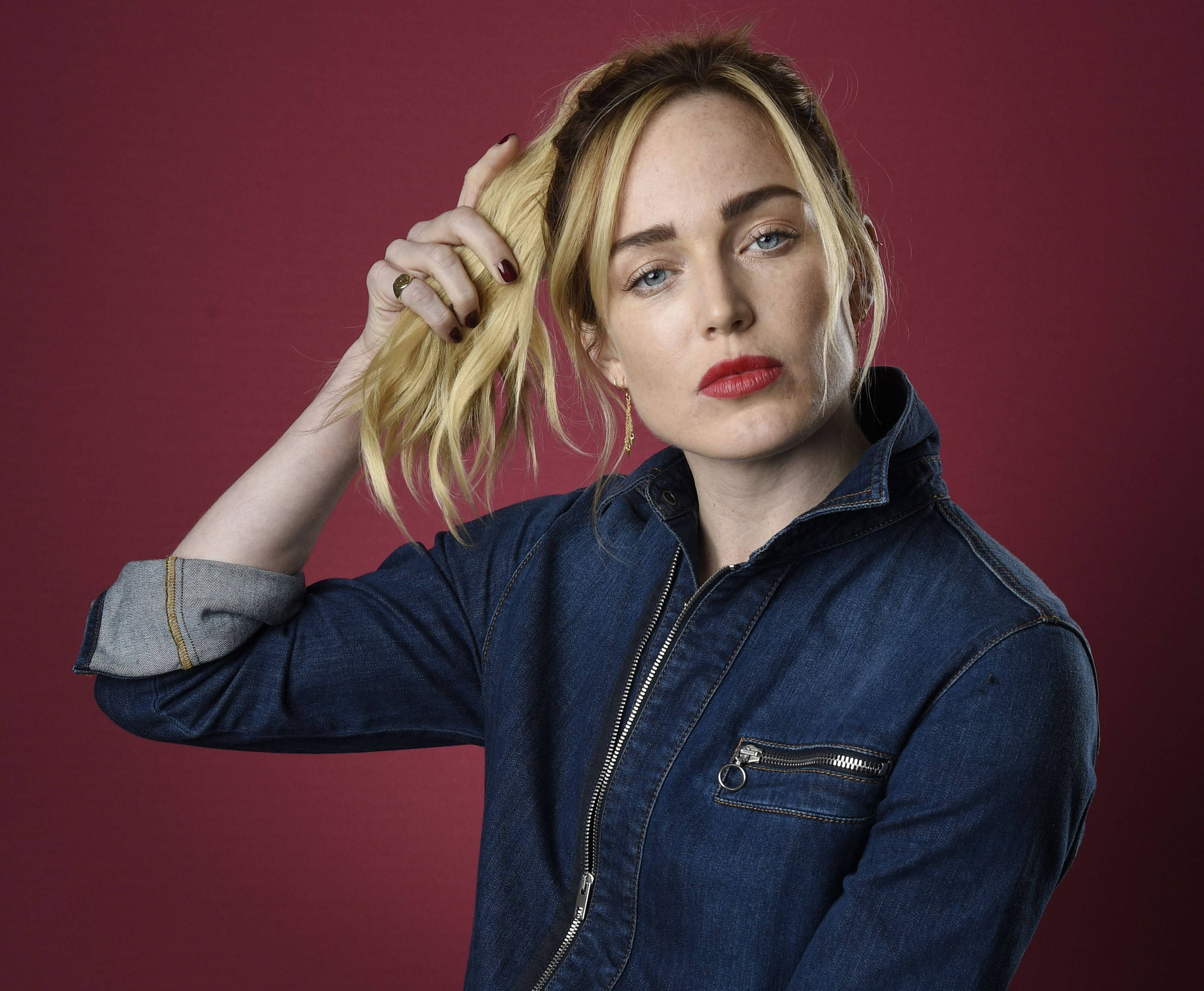 Caity Lotz, blonde hair, red lipstick, 2K Desktop Wallpaper