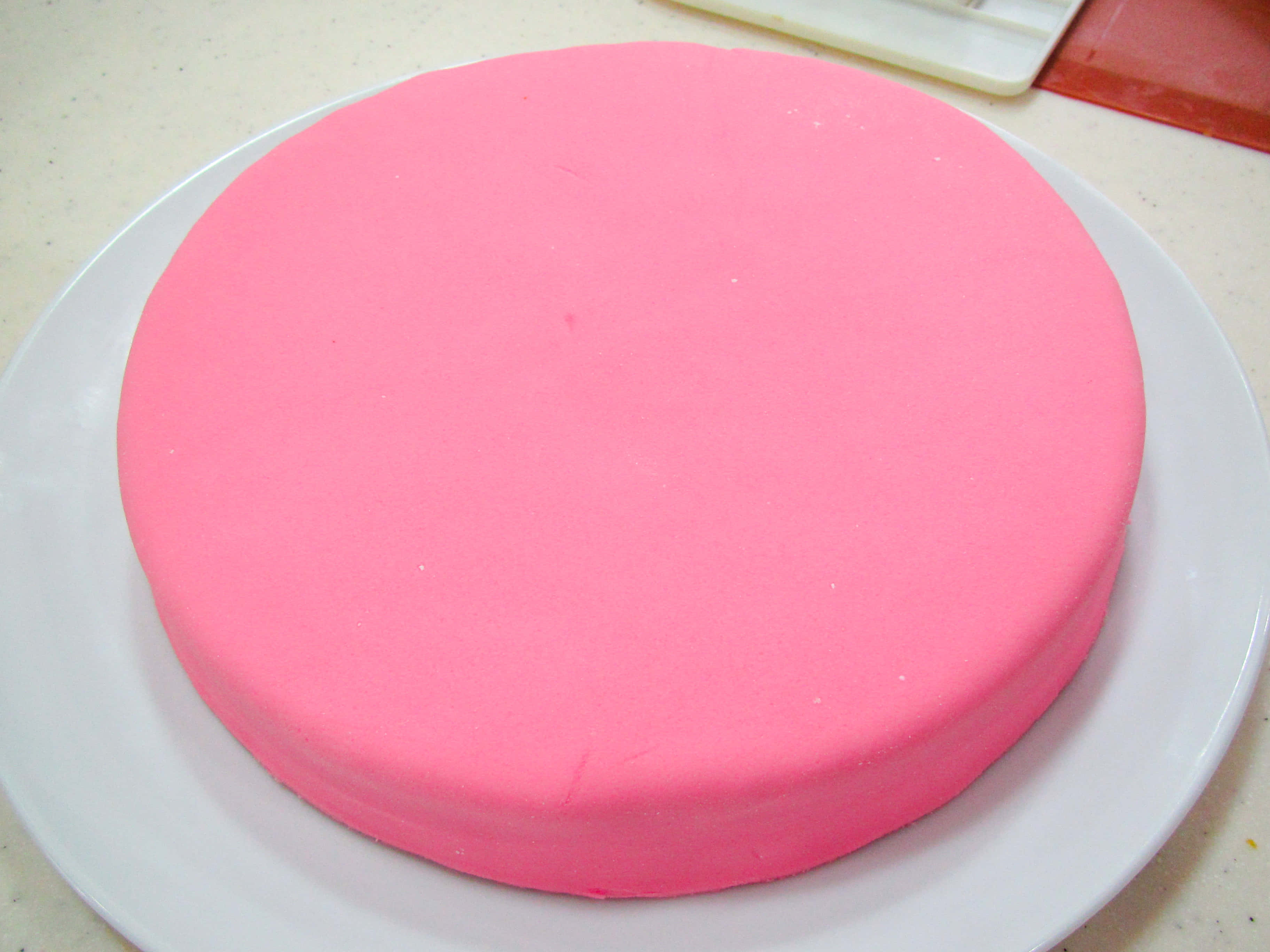 cake fondant, bright pink frosted cake, white plate, 2K Desktop Wallpaper