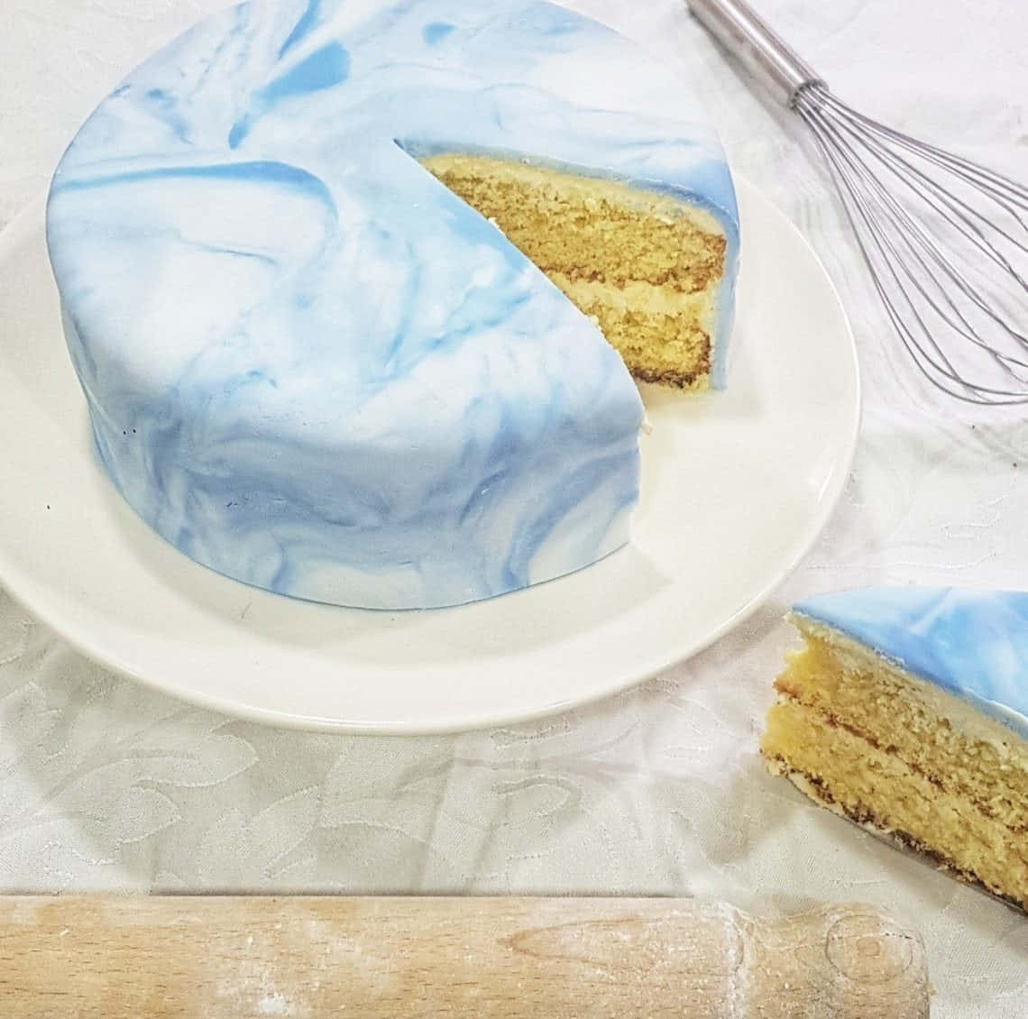 cake fondant, blue and white marbled frosting, white plate, SD Desktop Wallpaper