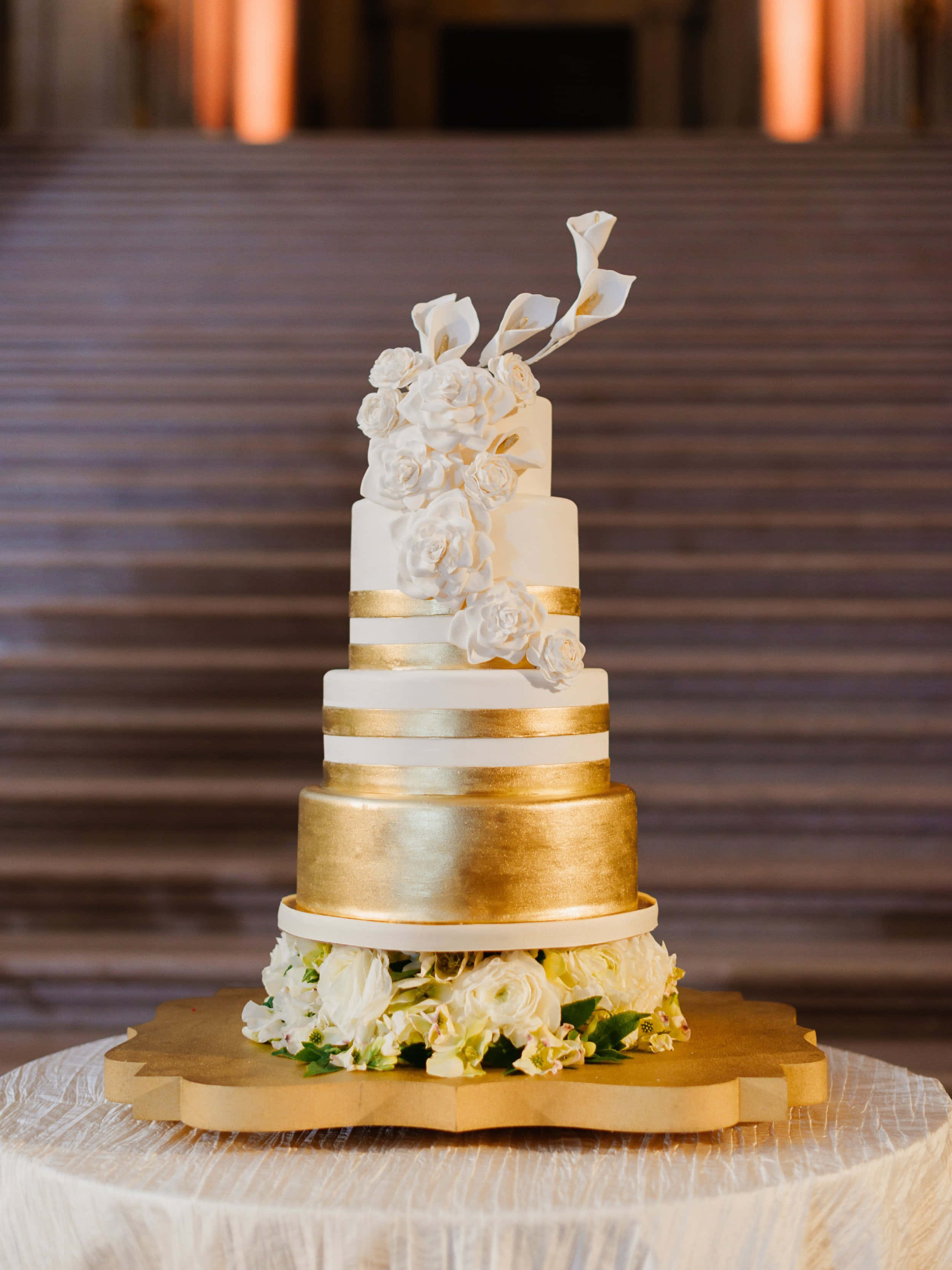 cake fondant, multi-tiered wedding cake, gold and white tiers, 2K Phone Wallpaper