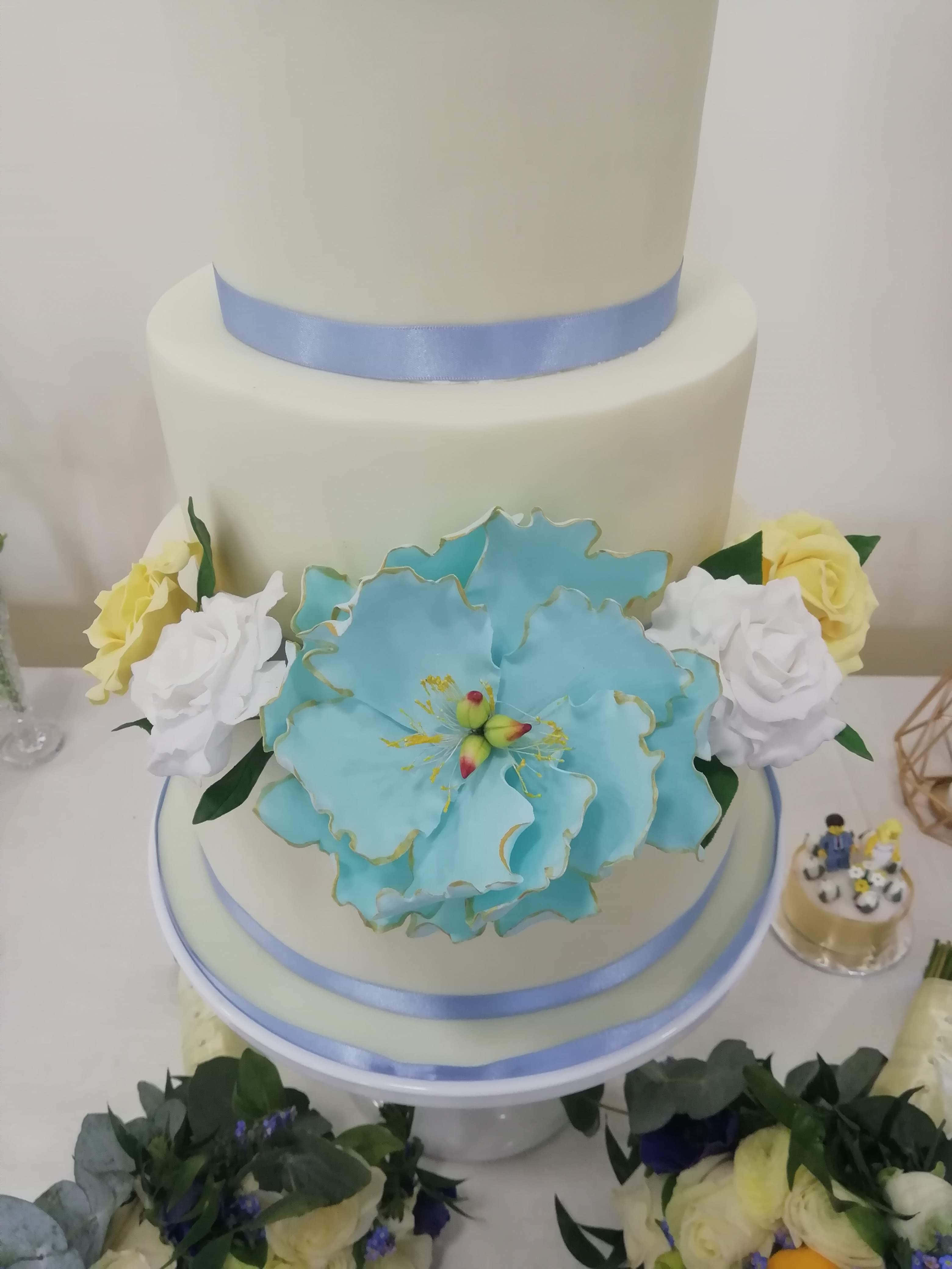 cake fondant, three-tiered white wedding cake, blue sugar flower, 4K Phone Wallpaper