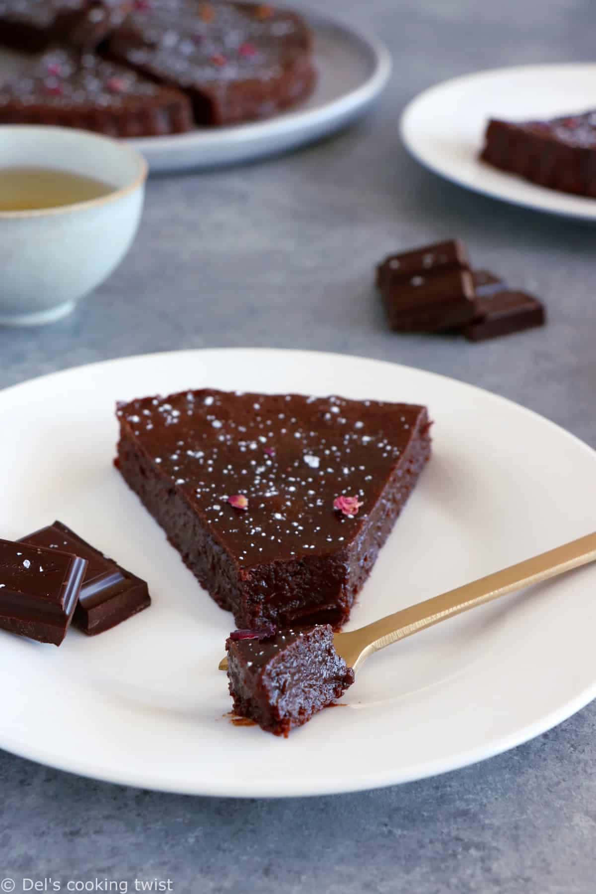 cake fondant, chocolate cake, salted caramel drizzle, HD Phone Wallpaper