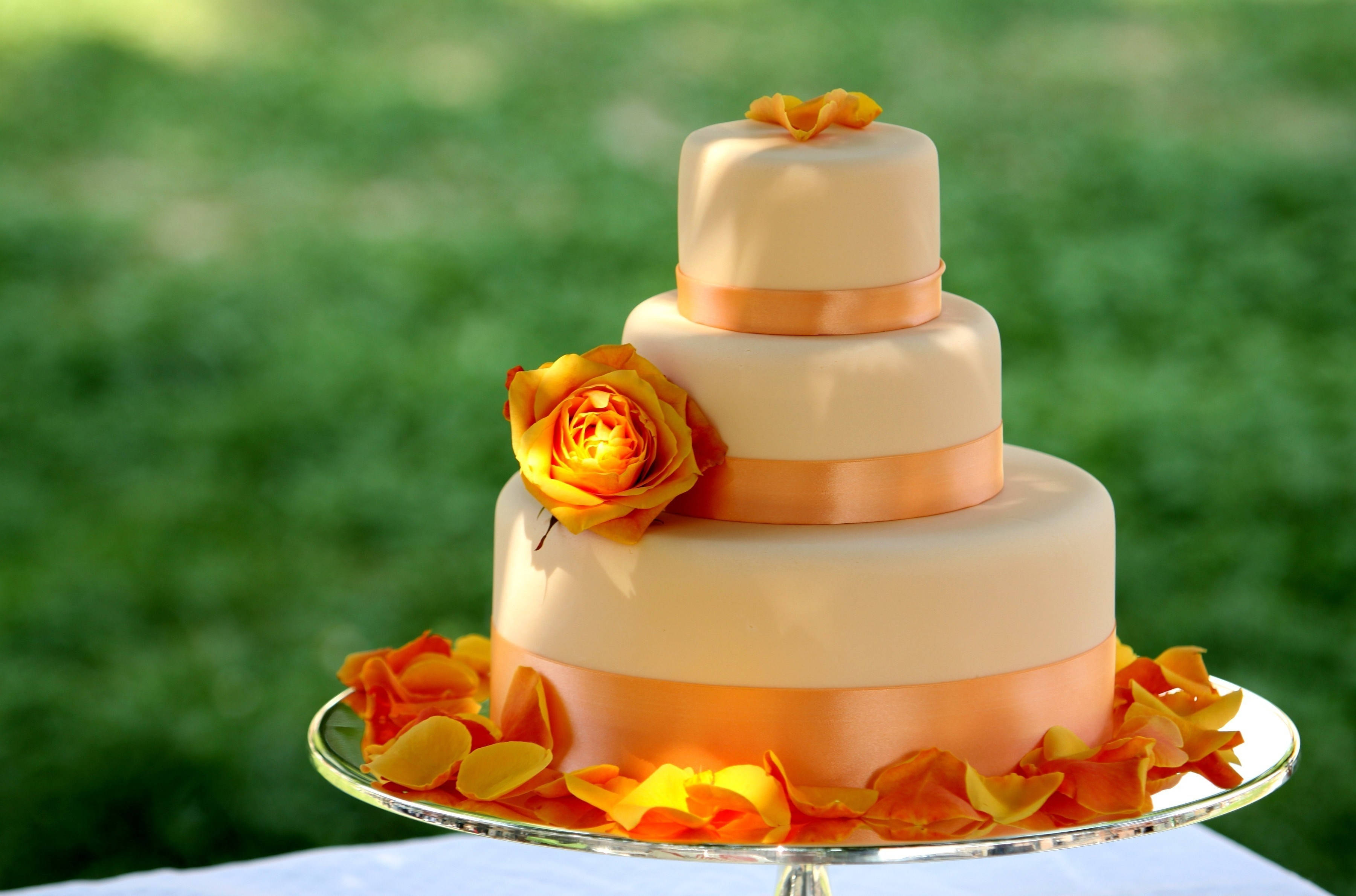three-tiered ivory wedding cake, peach ribbons, vibrant orange roses, 2K Desktop Wallpaper