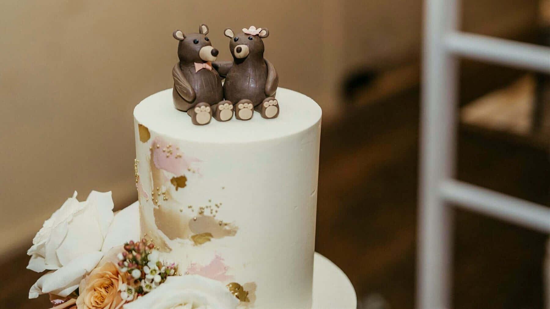 white wedding cake, pink gold floral accents, chocolate bear figurines, HD Desktop Wallpaper