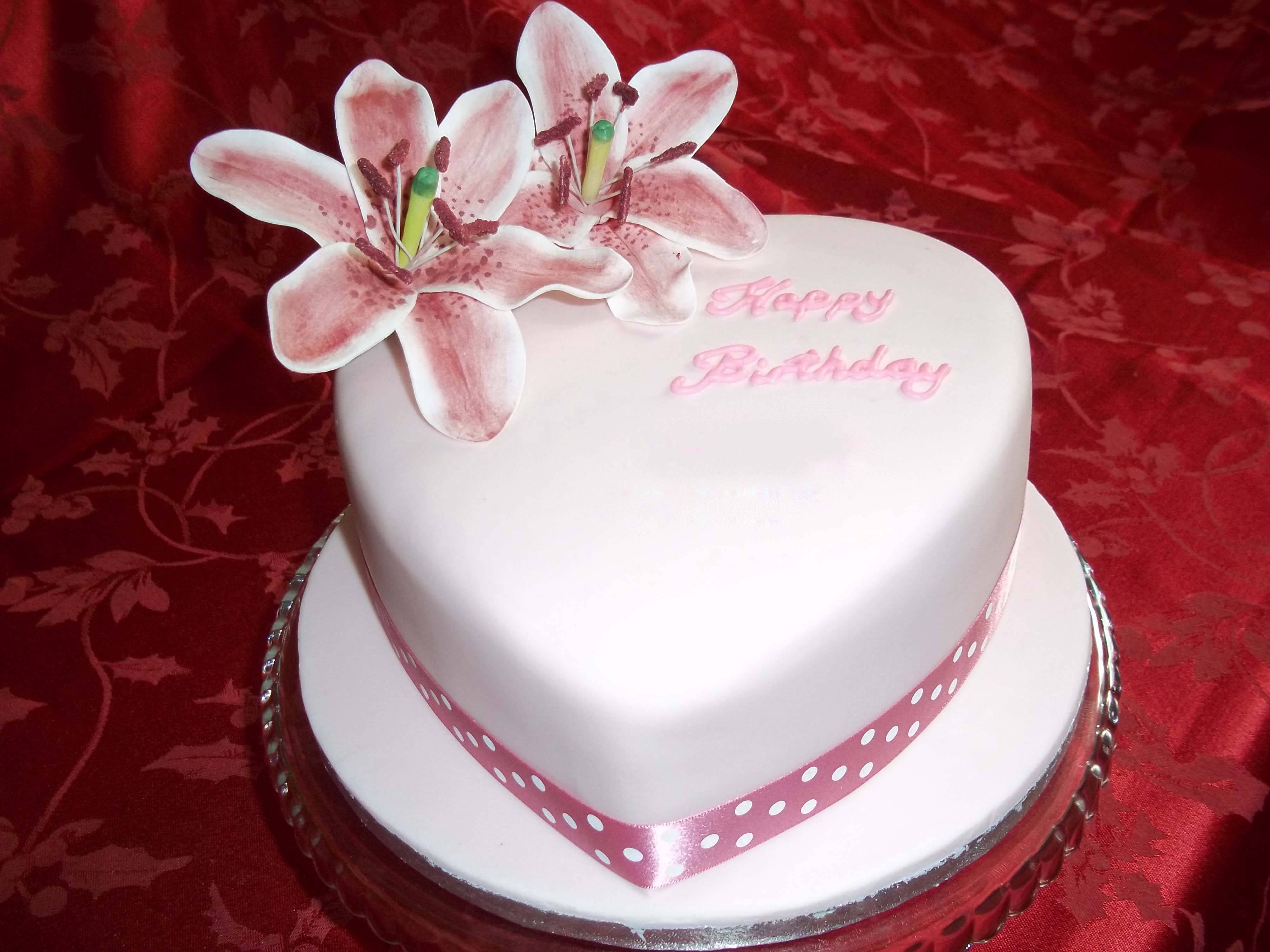 birthday cake, fondant white, heart-shaped, 4K Desktop Wallpaper