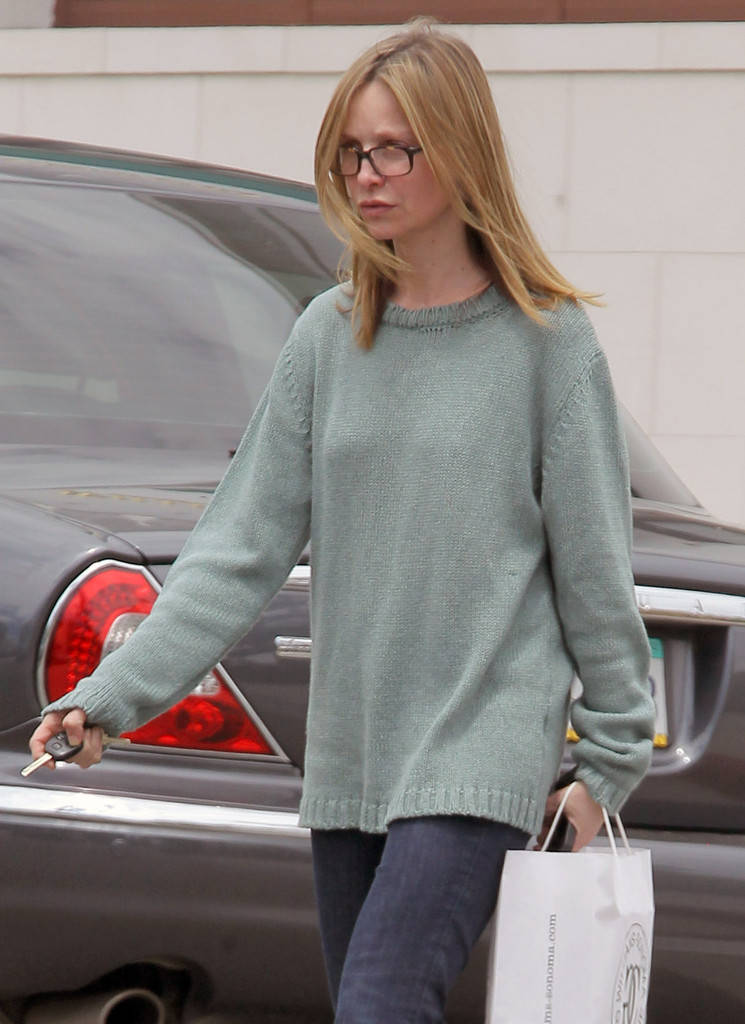Calista Flockhart, mint green sweater, dark gray car, SD Phone Wallpaper
