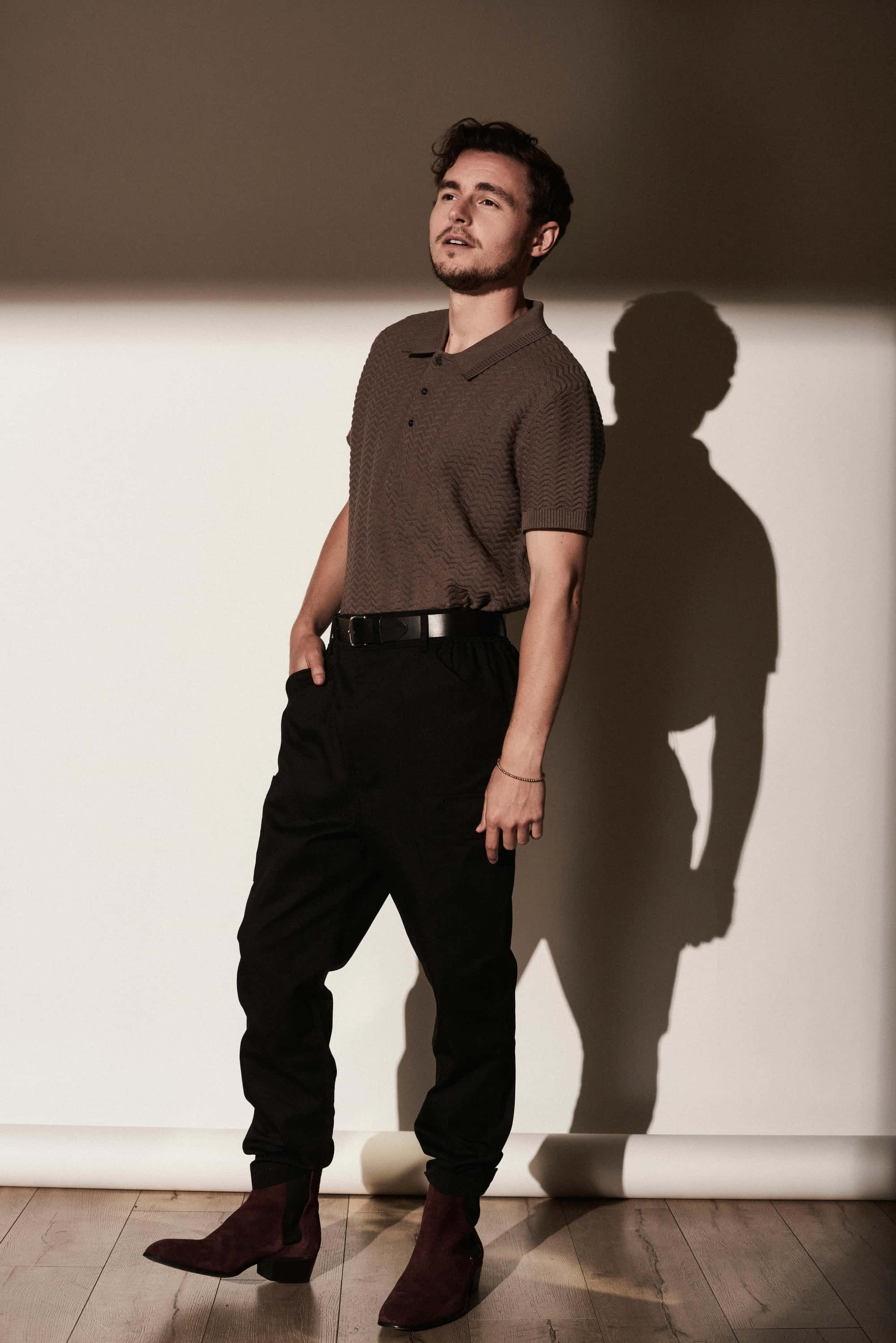 Callan Mcauliffe, brown textured polo, black pants, 2K Phone Wallpaper