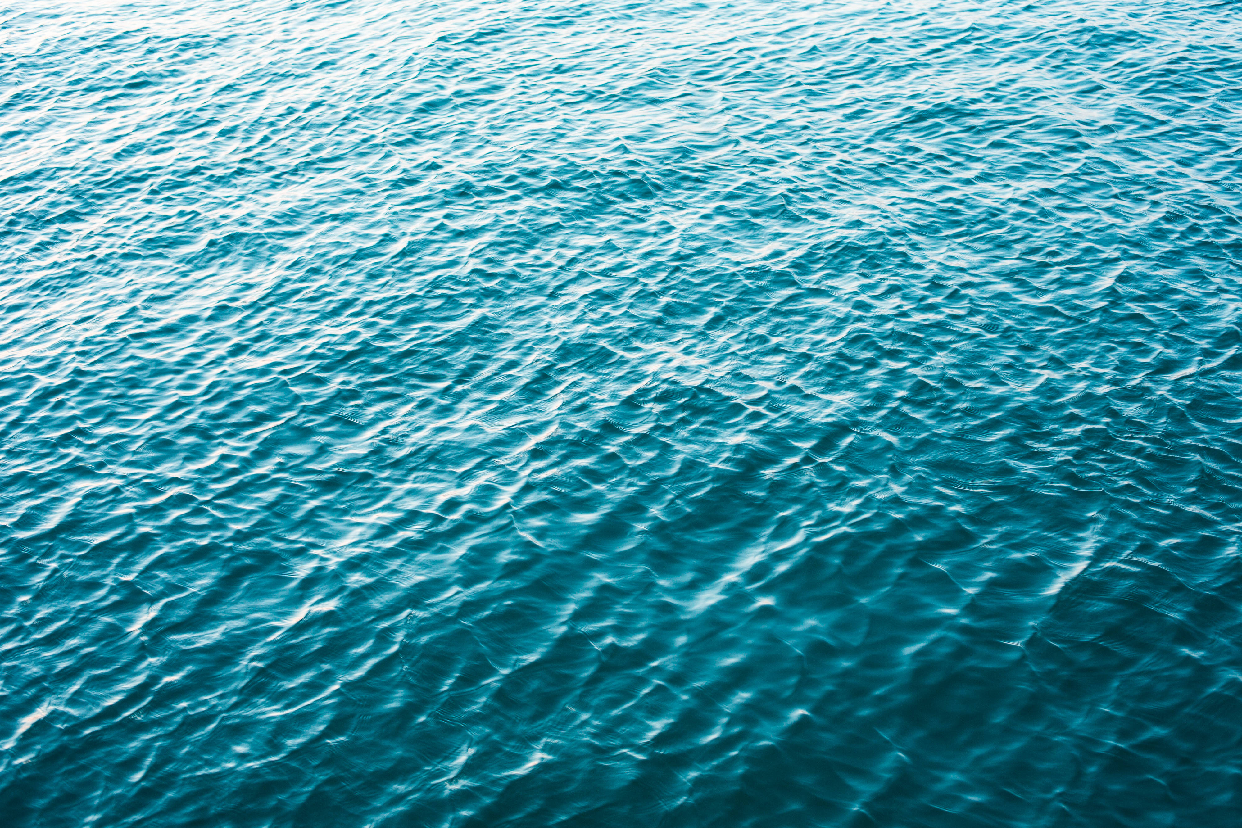calming sea waters, textured turquoise ocean waves, bright sunlight, 4K Desktop Wallpaper