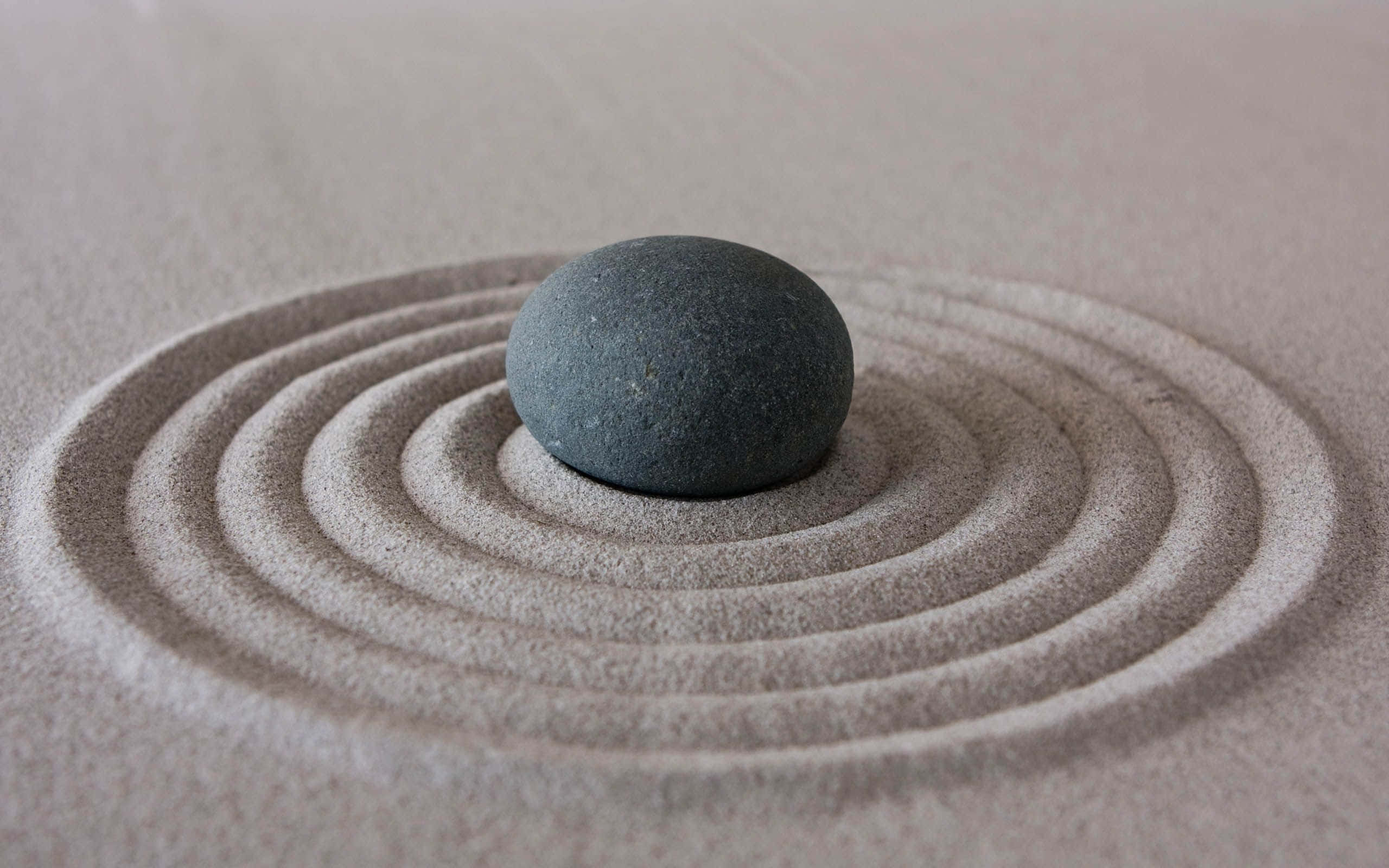 Zen Desktop, black stone, concentric raked sand patterns, 2K Desktop Wallpaper