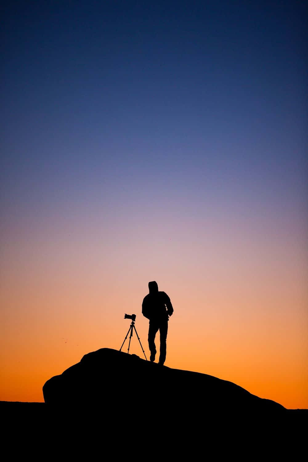 silhouetted cameraman, sunset, rocky outcrop, HD Phone Wallpaper