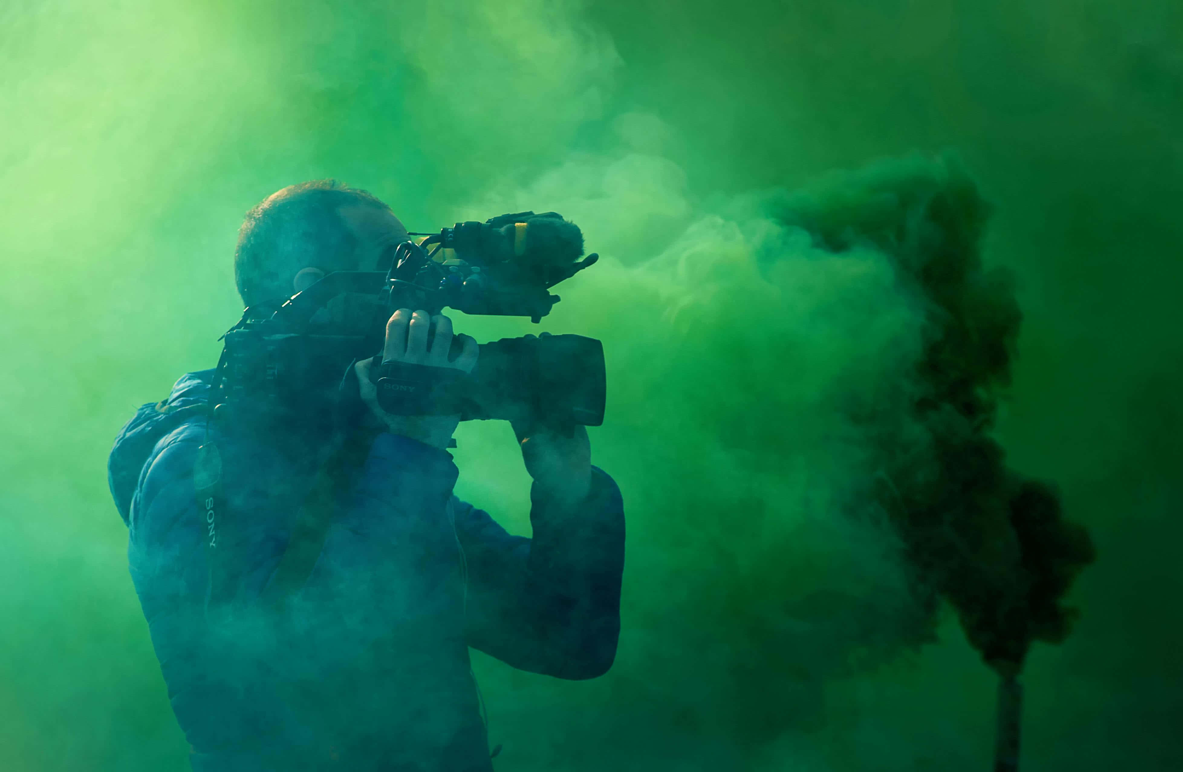 Cameraman, green haze, silhouette, 4K Desktop Wallpaper
