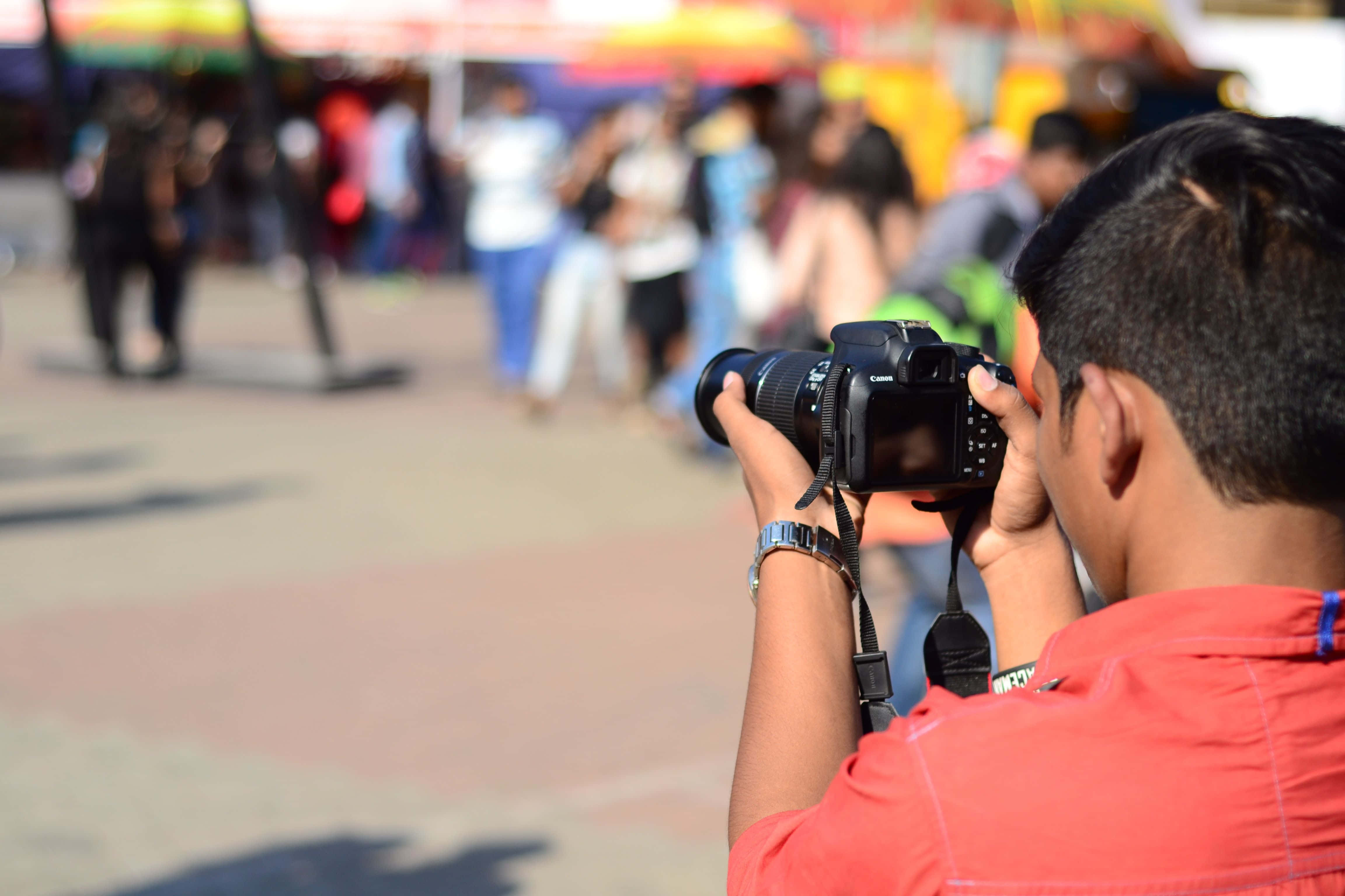 Cameraman, festival, red shirt, 4K Desktop Wallpaper