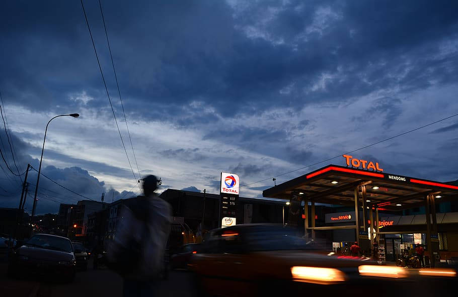 Total gas station, twilight clouds, dimly lit, SD Desktop Wallpaper