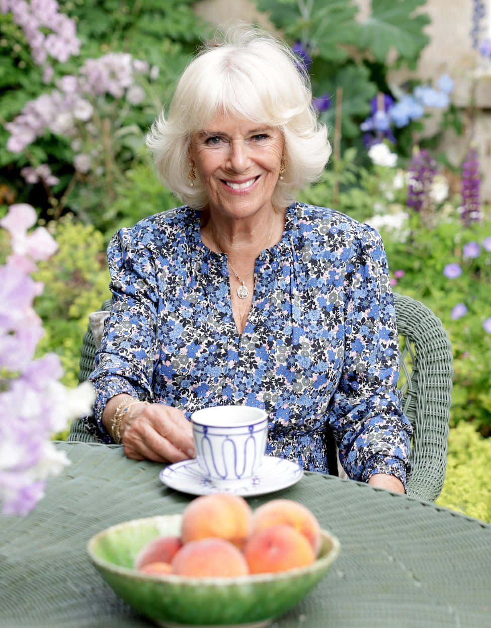 Camilla, tea peaches, white hair, SD Phone Wallpaper