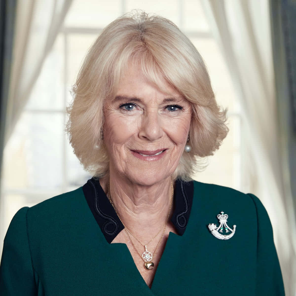 Camilla, dark green jacket, crown brooch, SD Desktop Wallpaper