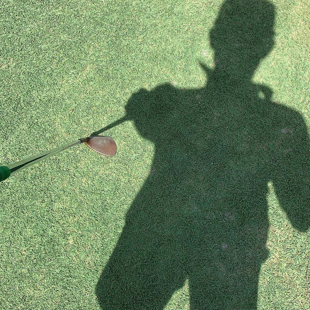 Camilo Villegas, golf club, vibrant green turf, SD Desktop Wallpaper