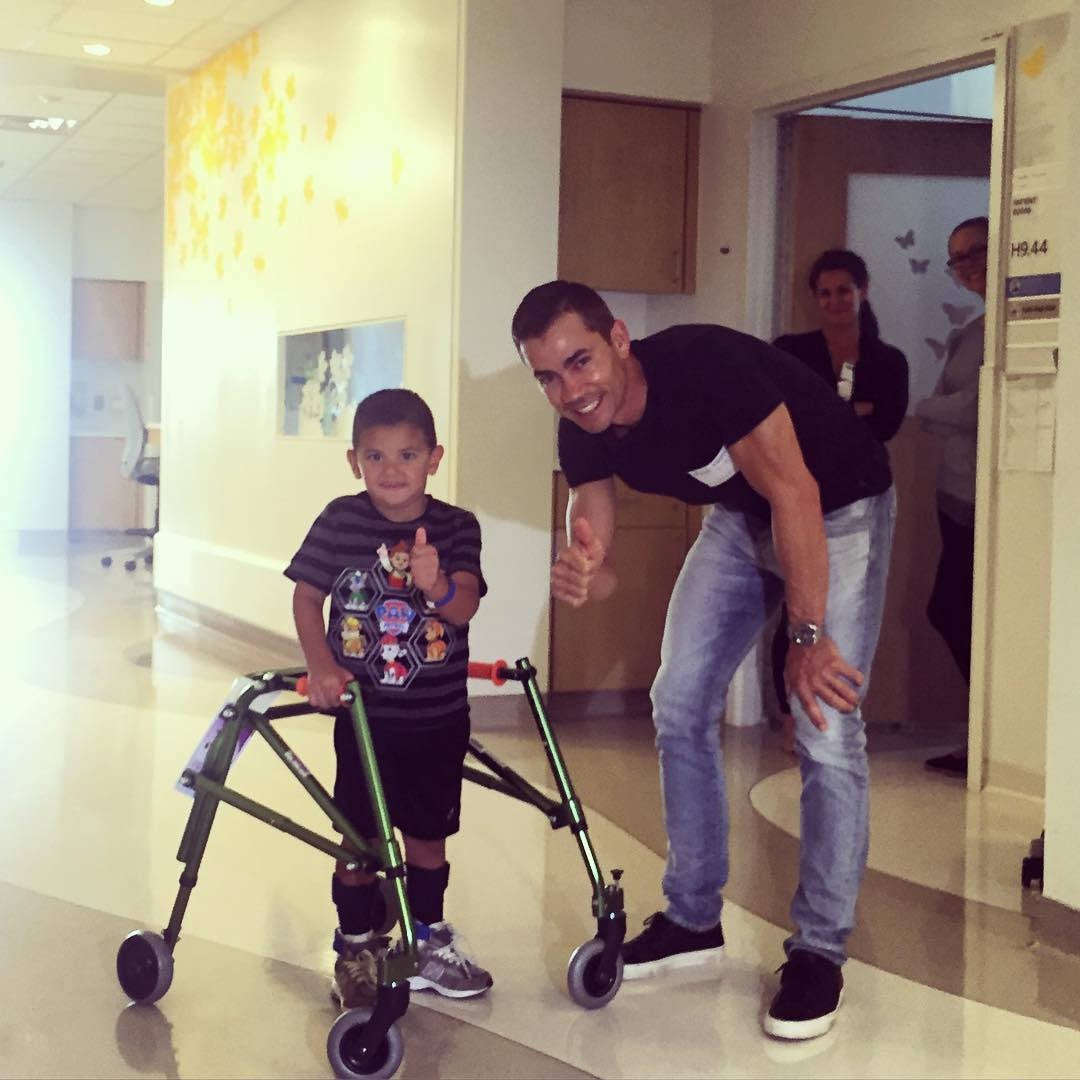 Camilo Villegas, wheeled walker, hospital hallway, SD Desktop Wallpaper