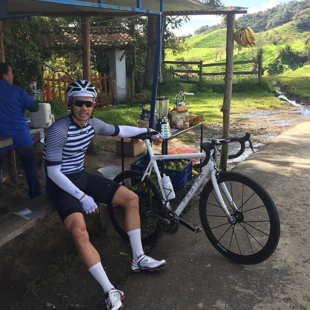 Camilo Villegas, striped gear, white road bike, SD Desktop Wallpaper