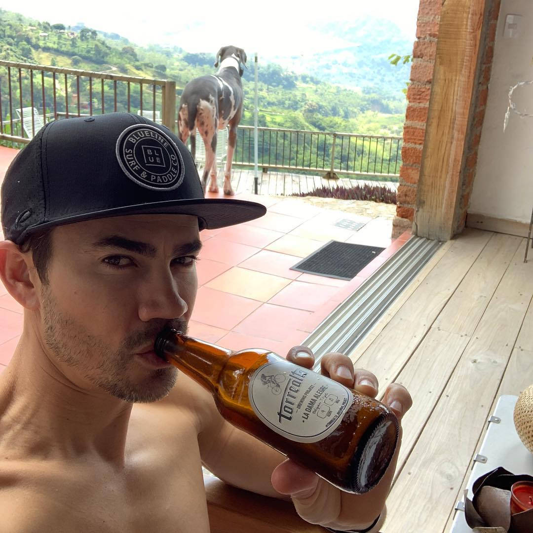 Camilo Villegas, beer, tiled balcony, SD Desktop Wallpaper
