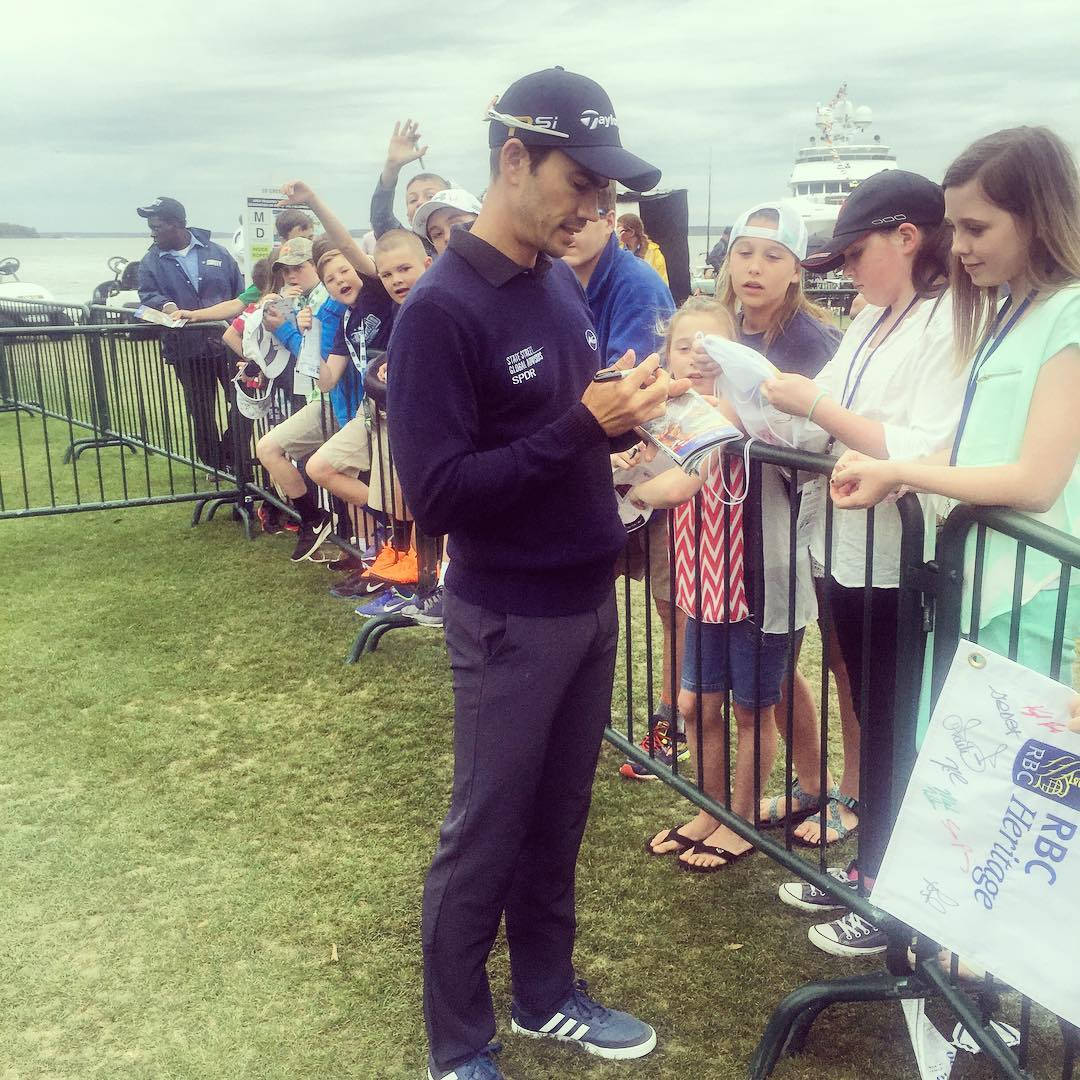 Camilo Villegas, autograph, grassy waterfront, SD Desktop Wallpaper