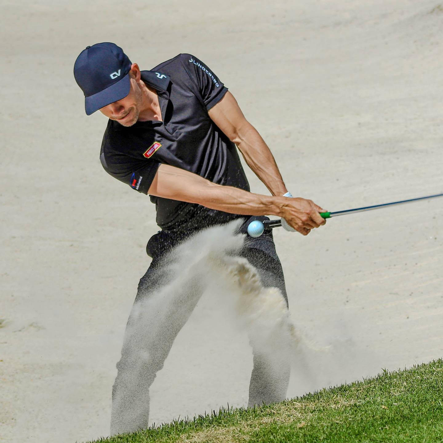 Camilo Villegas, black attire, sand bunker, HD Desktop Wallpaper