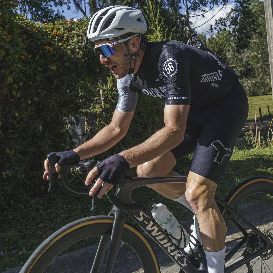 Camilo Villegas, downhill road, black gear, SD Desktop Wallpaper