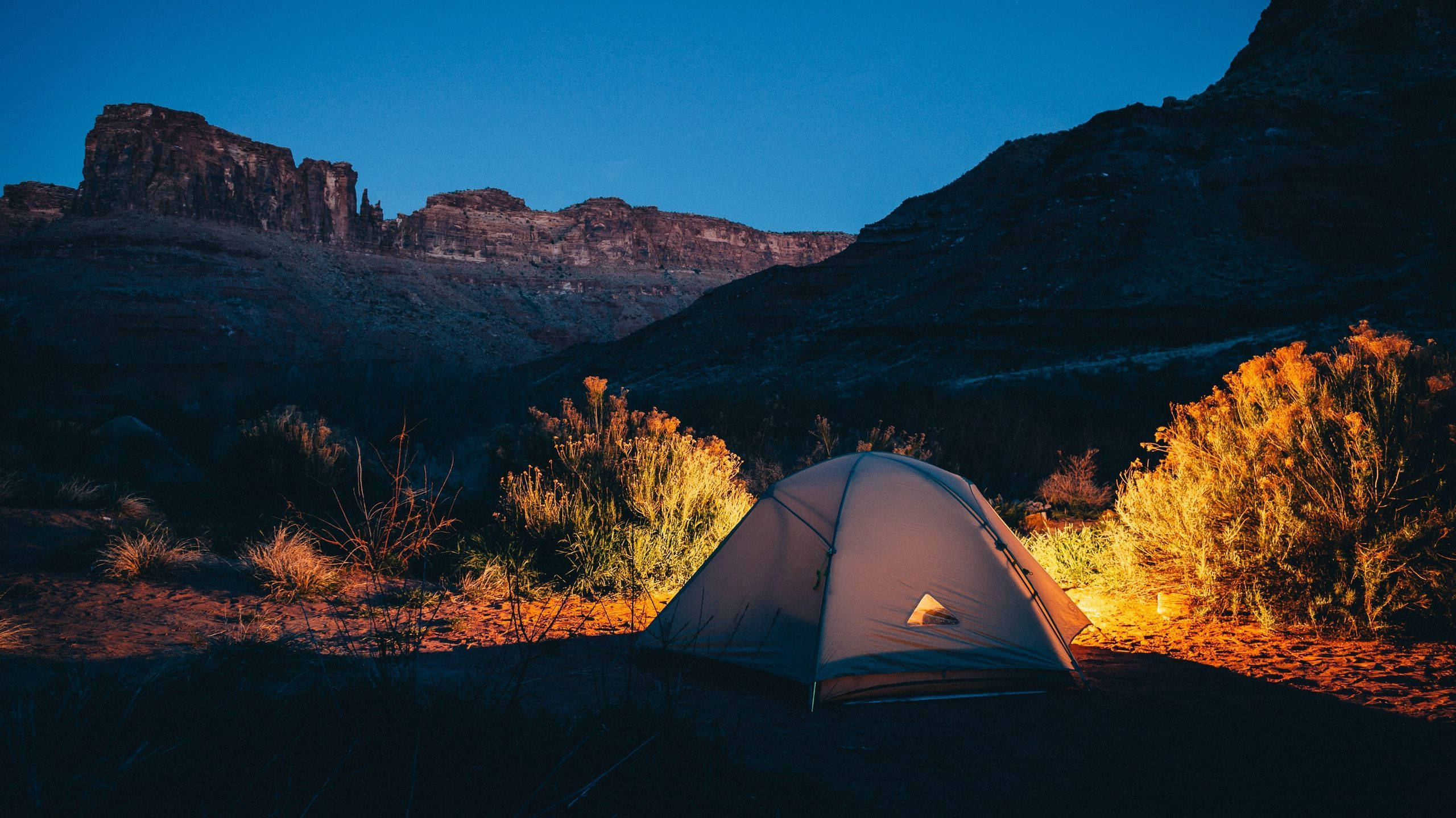 glowing tent, desert scrub, twilight, 2K Desktop Wallpaper