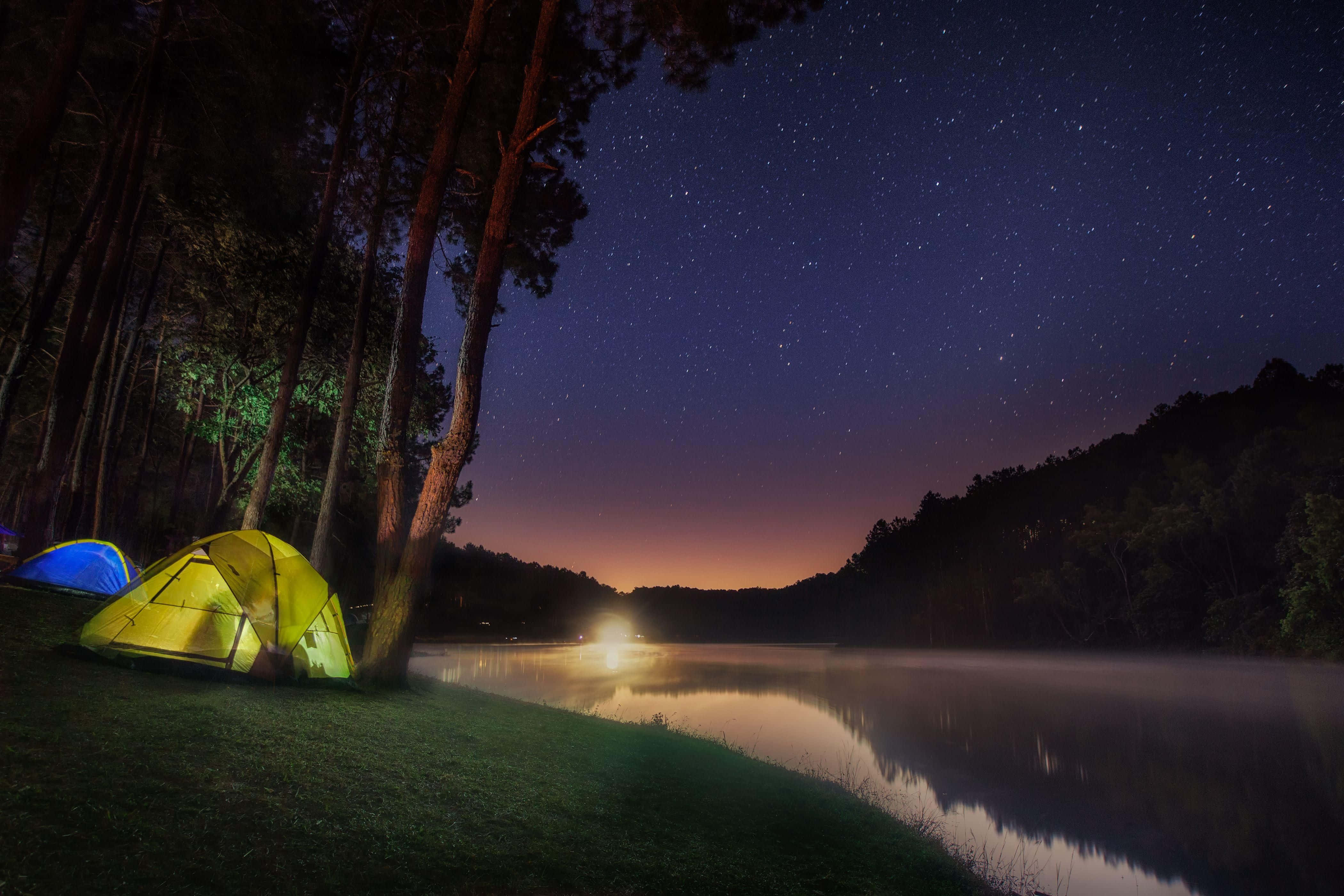 starly night sky, misty lake, glowing tents, 4K Desktop Wallpaper