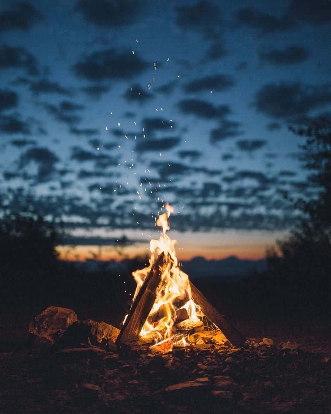 campfire, twilight, deep blue cloudy sky, HD Phone Wallpaper
