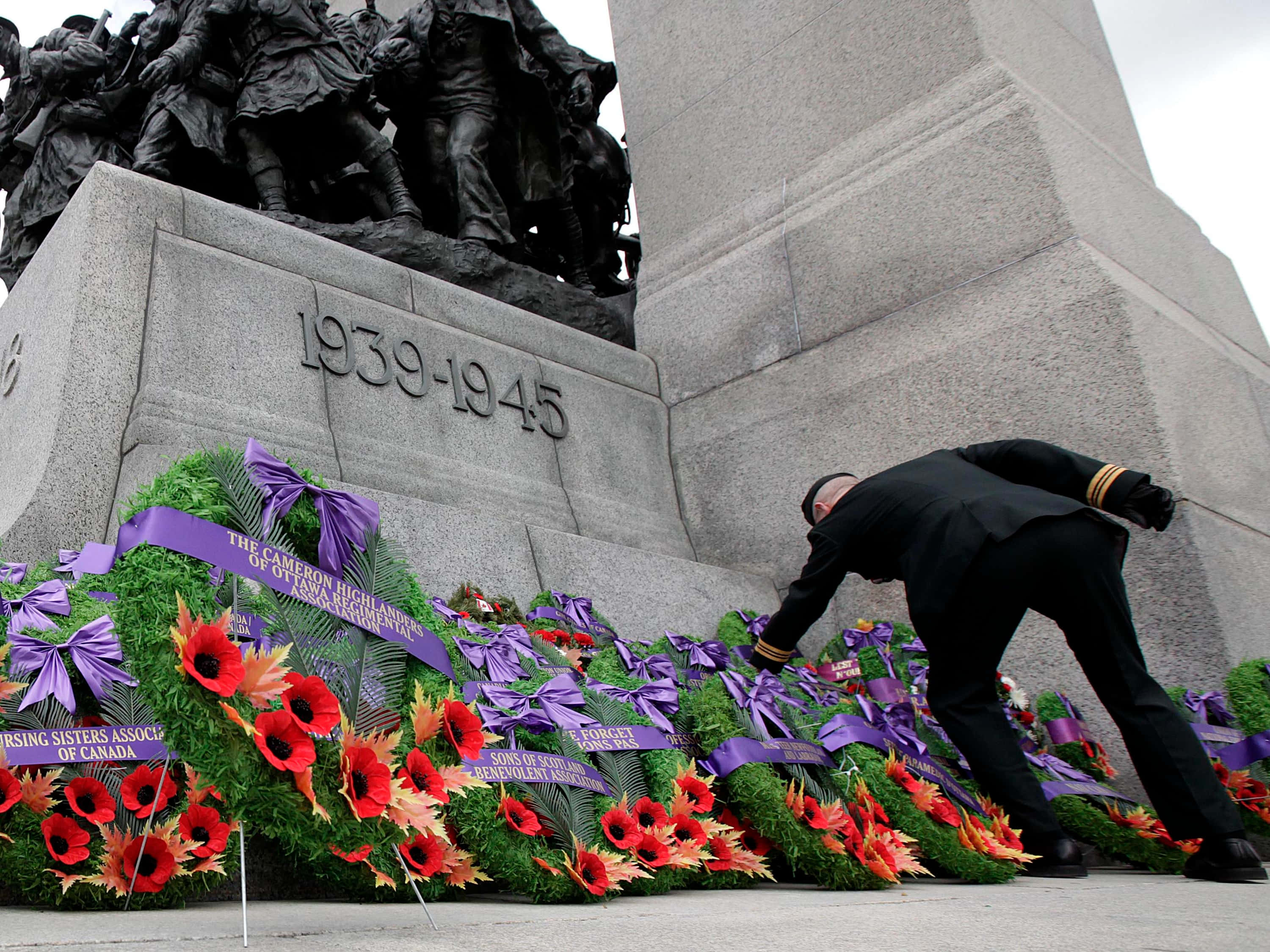 Remembrance Day Canada, floral wreath, stone war memorial, 2K Desktop Wallpaper