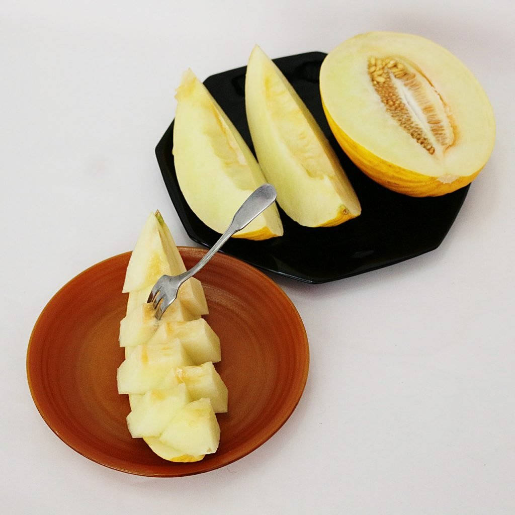 Canary Melon, yellow melon, black plates, SD Desktop Wallpaper
